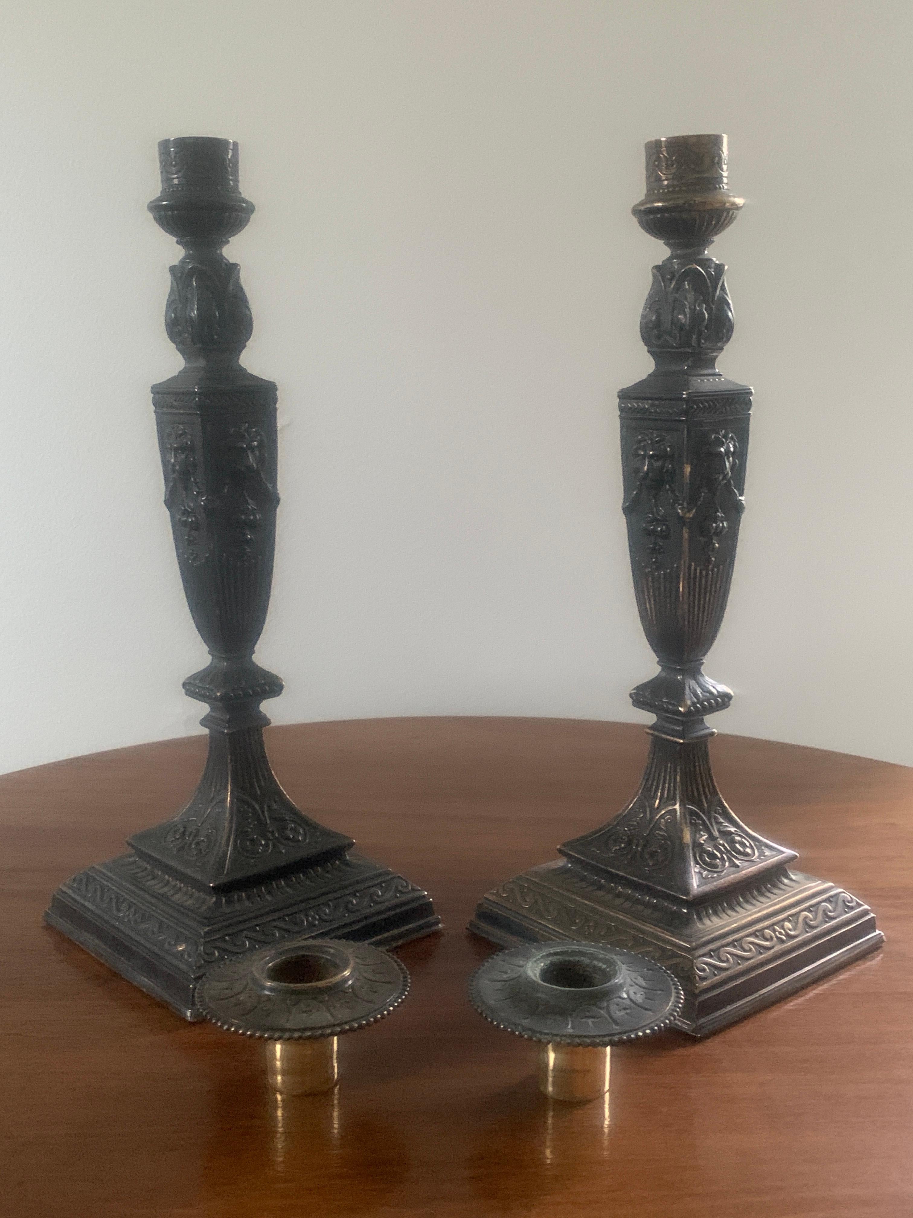 Bronze-Kerzenständer im neoklassischen Stil mit Löwenköpfen, Paar im Angebot 5