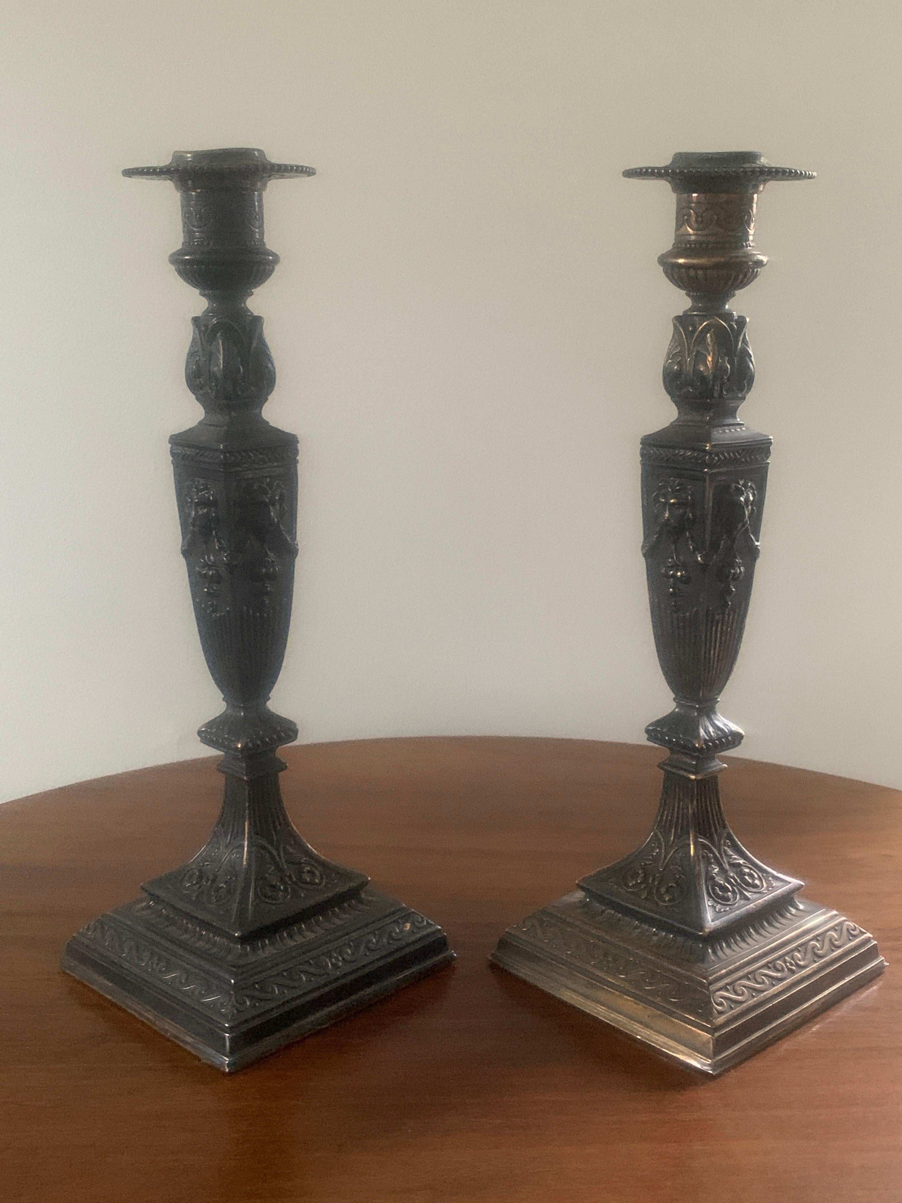 Bronze-Kerzenständer im neoklassischen Stil mit Löwenköpfen, Paar im Angebot 6