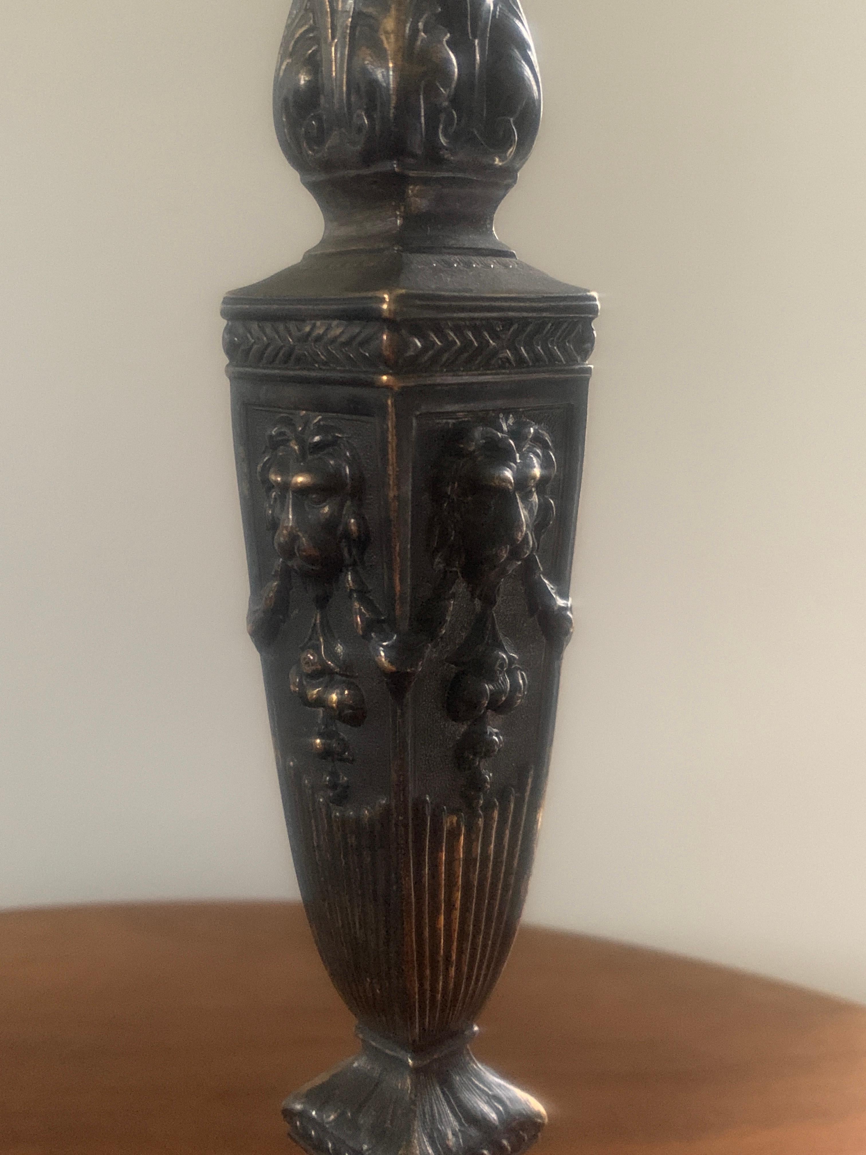 Bronze-Kerzenständer im neoklassischen Stil mit Löwenköpfen, Paar (Grand Tour) im Angebot