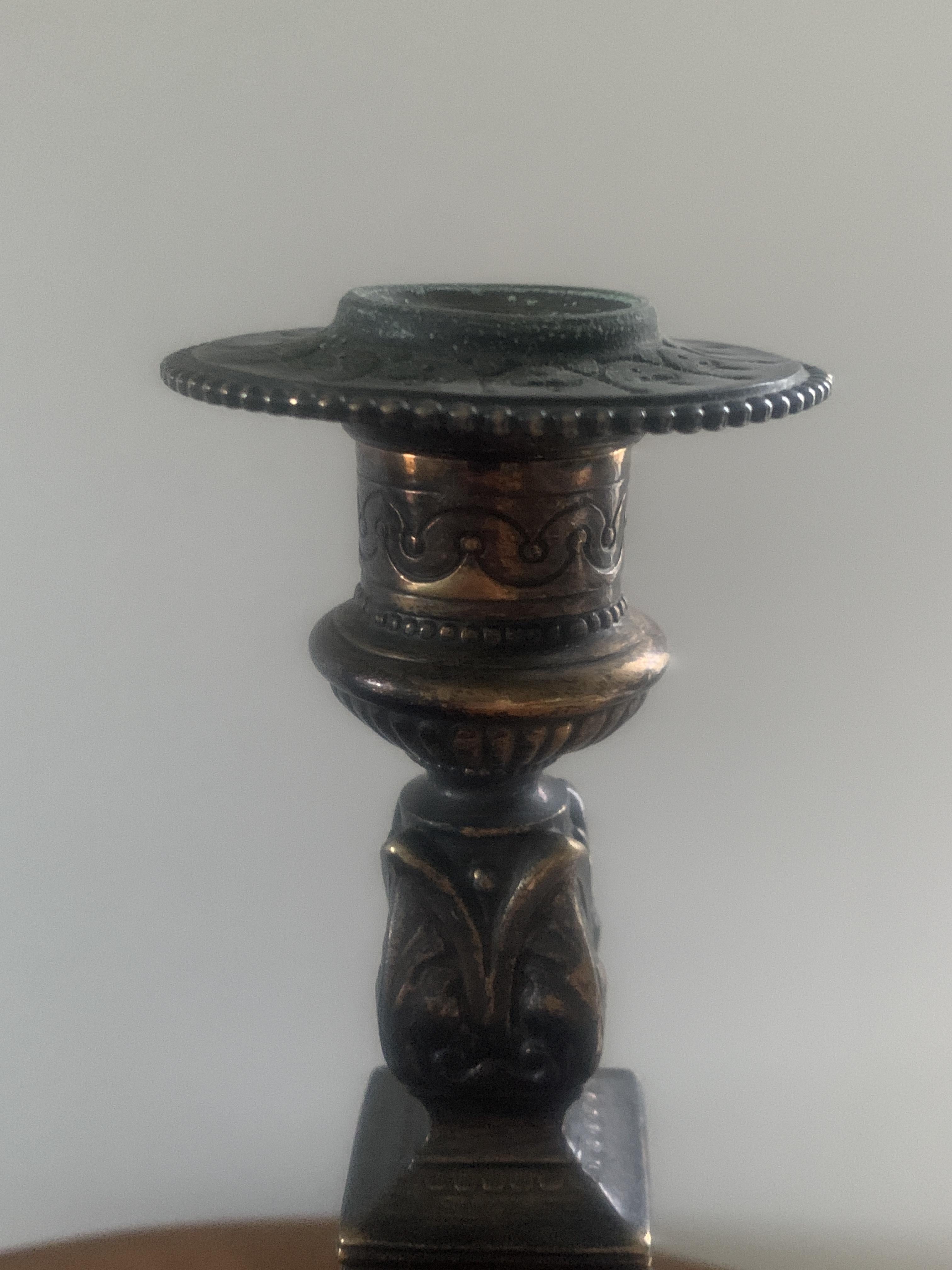 Bronze-Kerzenständer im neoklassischen Stil mit Löwenköpfen, Paar im Angebot 1