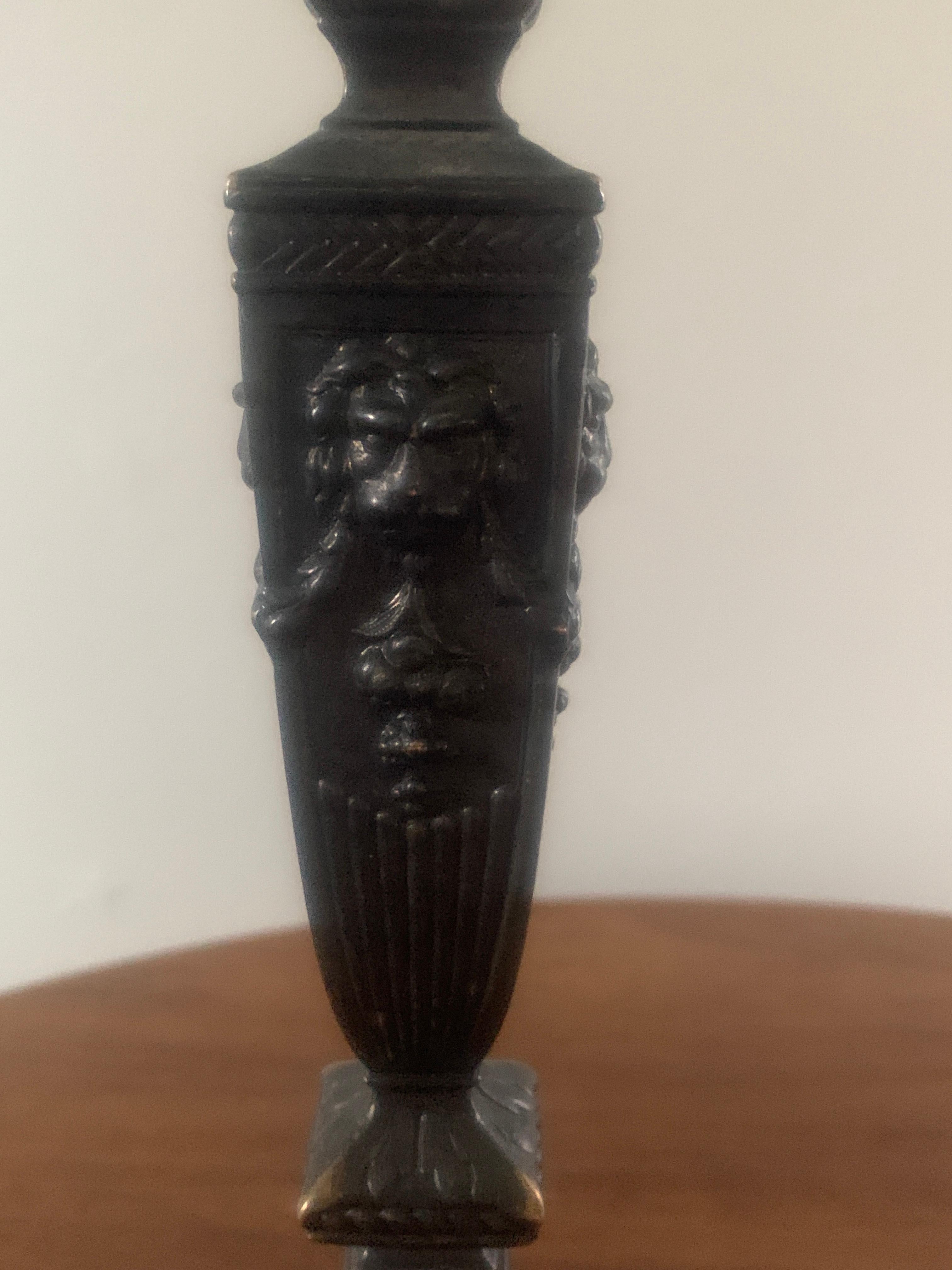 Bronze-Kerzenständer im neoklassischen Stil mit Löwenköpfen, Paar im Angebot 2