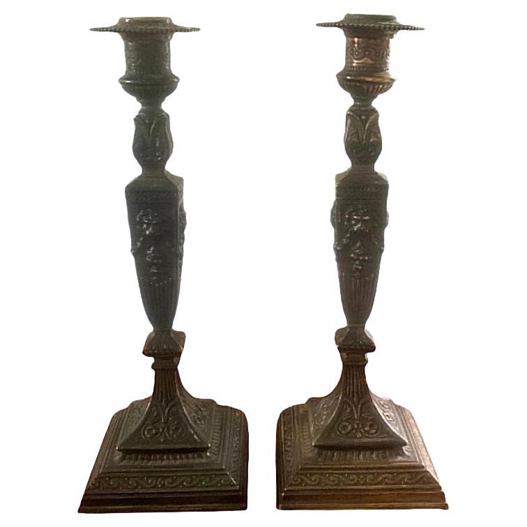 Bronze-Kerzenständer im neoklassischen Stil mit Löwenköpfen, Paar im Angebot