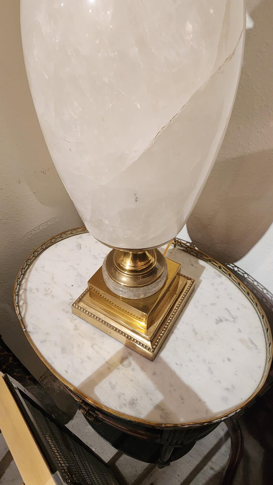 italien Lampes en cristal de roche de style néoclassique en bronze - Lot de 2 en vente