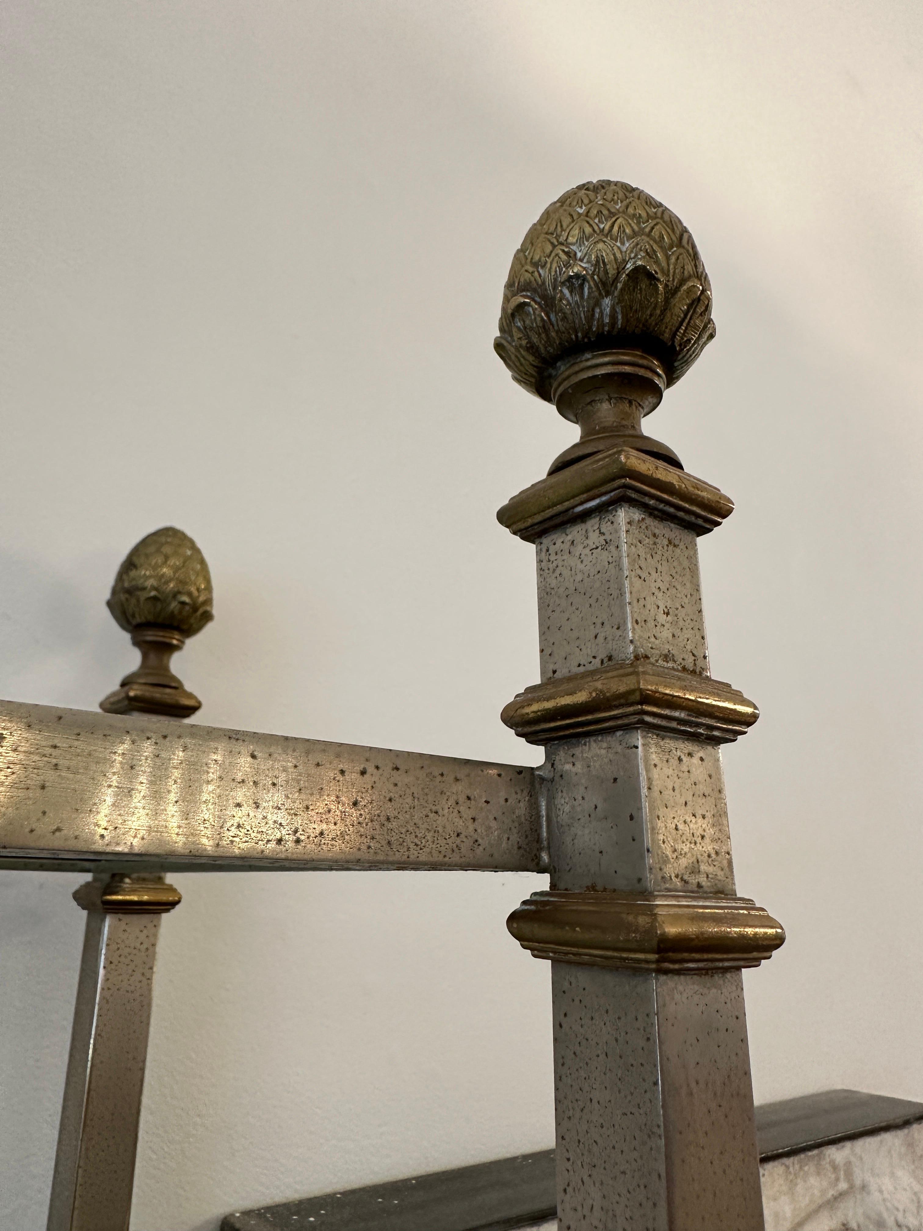 Étagère in stile neoclassico in ottone e acciaio spazzolato di Maison Jansen in vendita 5