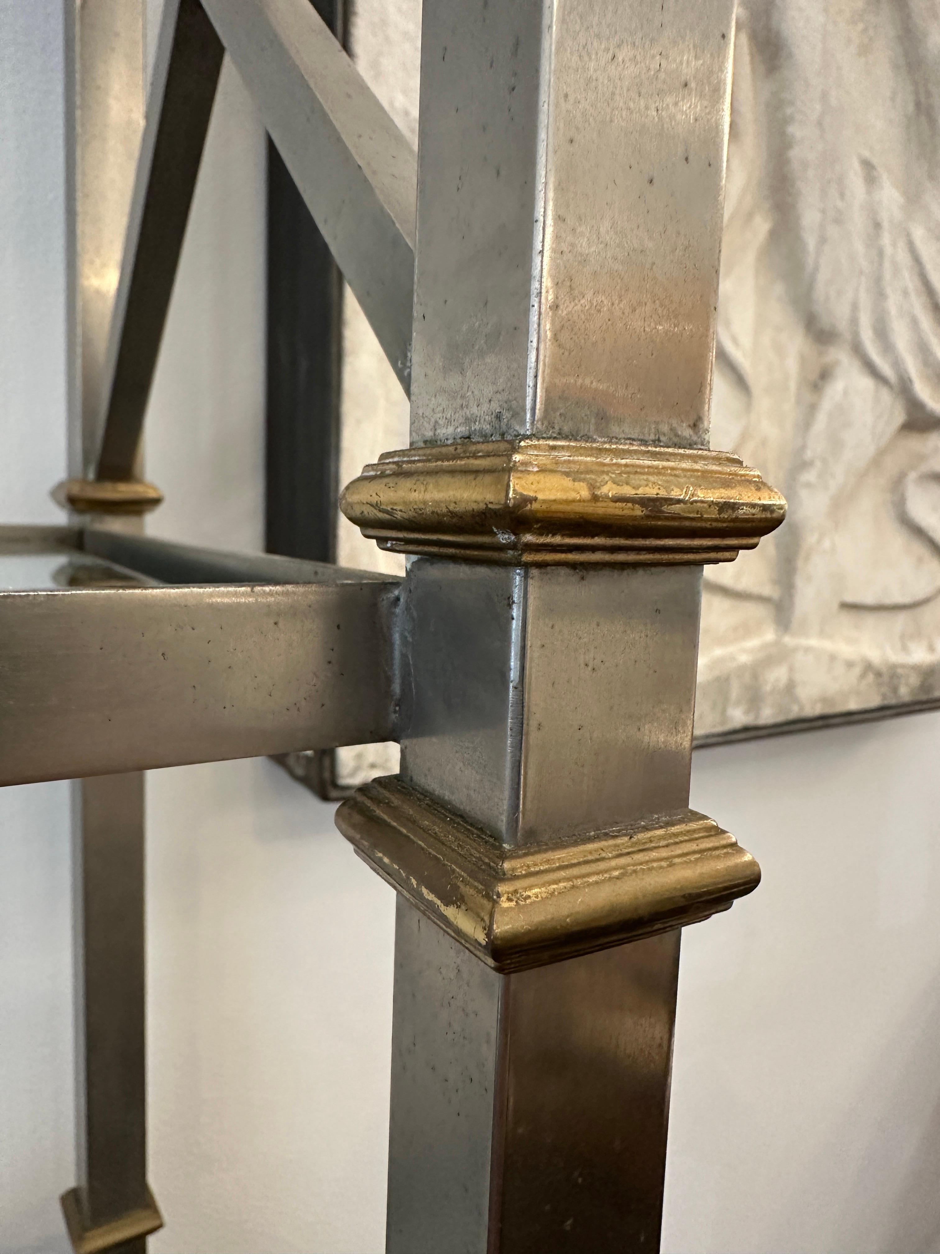 Étagère in stile neoclassico in ottone e acciaio spazzolato di Maison Jansen in vendita 6