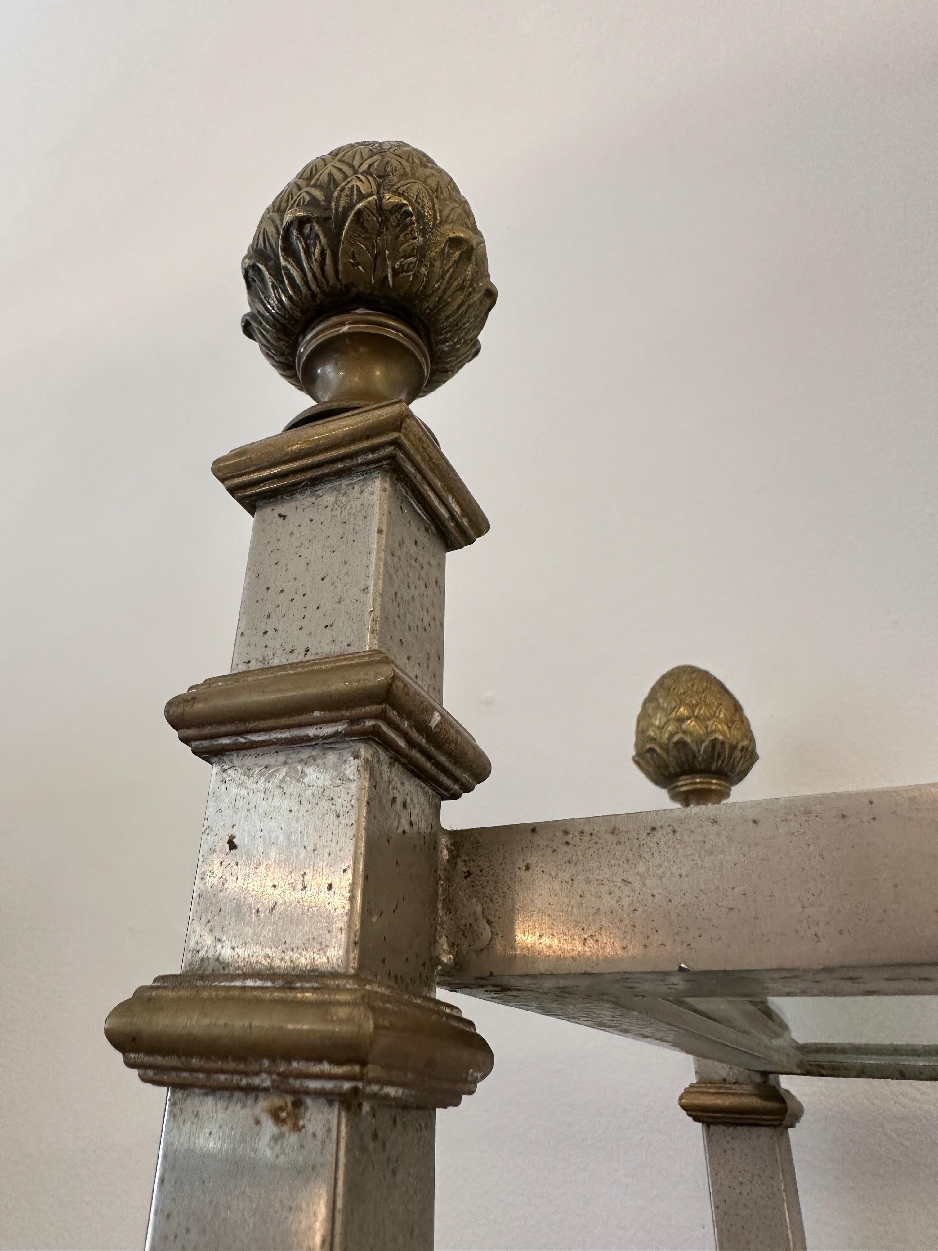 Regency Étagère in stile neoclassico in ottone e acciaio spazzolato di Maison Jansen in vendita