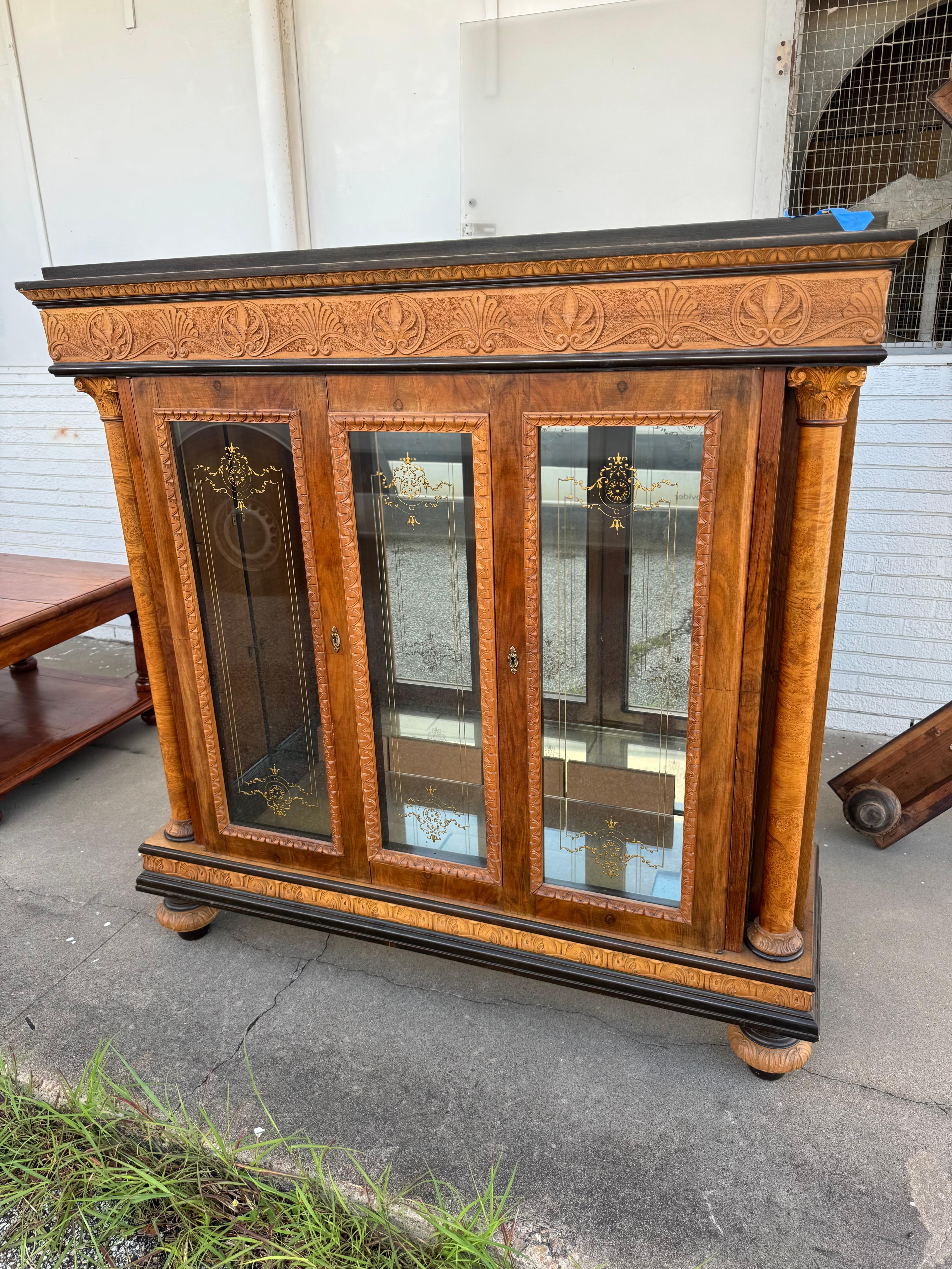 Questa splendida vetrina è realizzata in stile Biedermeier.
È costruito con legno di radica e presenta colonne romane alle estremità.
Dispone di 2 ante e 3 ripiani in vetro per un ampio spazio espositivo.
La vetrina è illuminata e presenta un