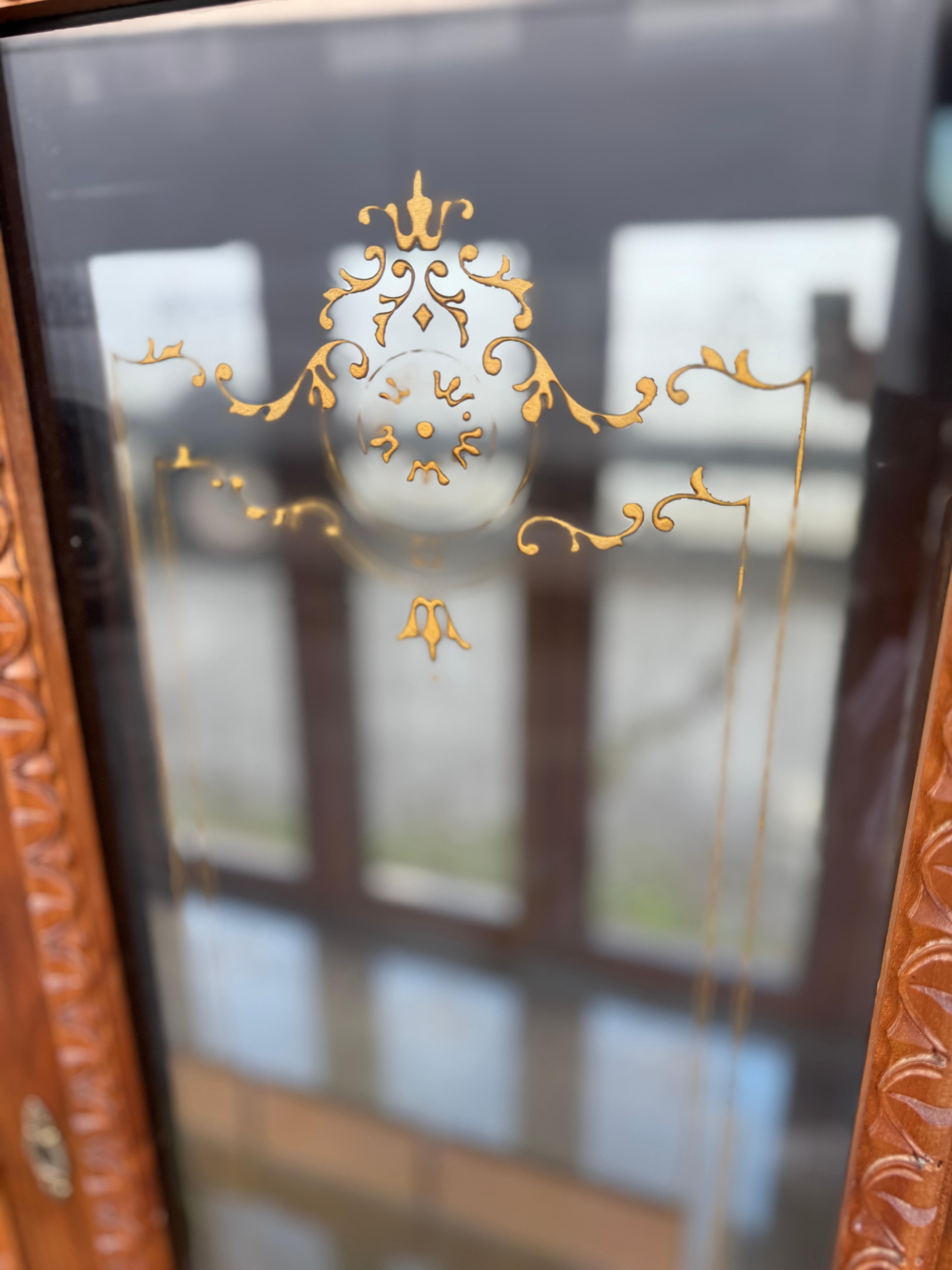 Neoclassico Vetrina illuminata in legno di boro in stile neoclassico con colonne romane e stemma scolpito in vendita