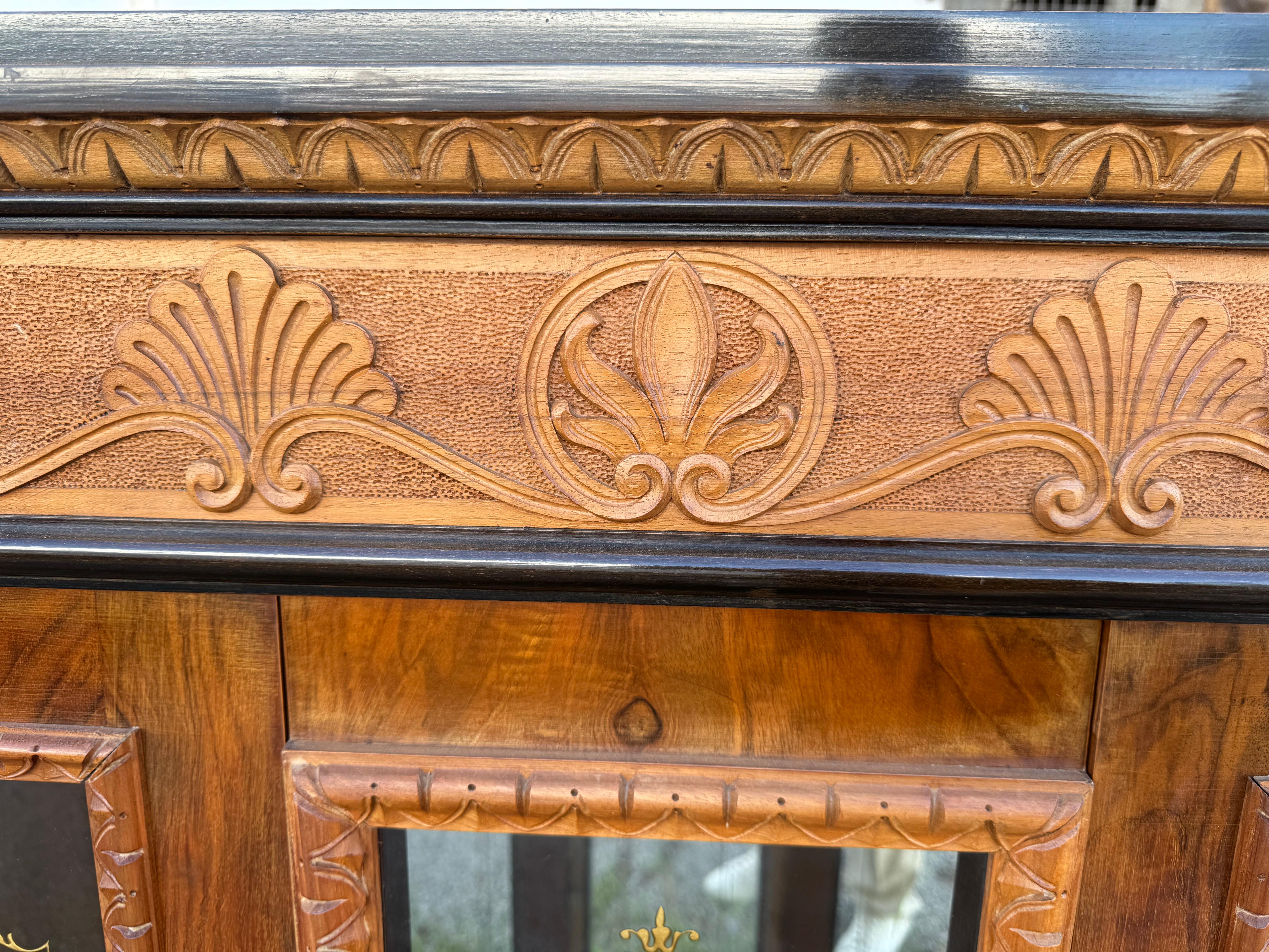 Americano Vetrina illuminata in legno di boro in stile neoclassico con colonne romane e stemma scolpito in vendita