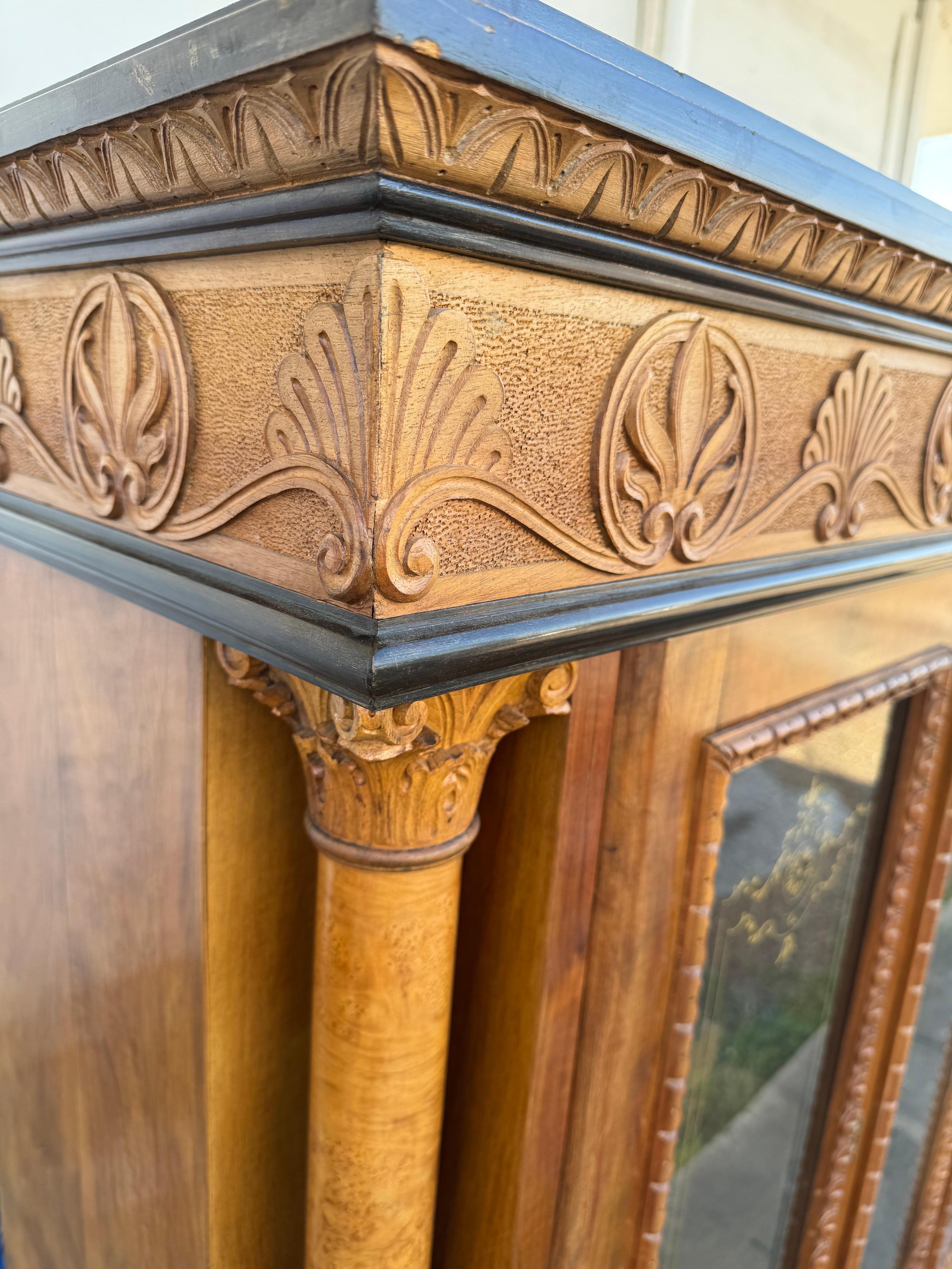 XX secolo Vetrina illuminata in legno di boro in stile neoclassico con colonne romane e stemma scolpito in vendita