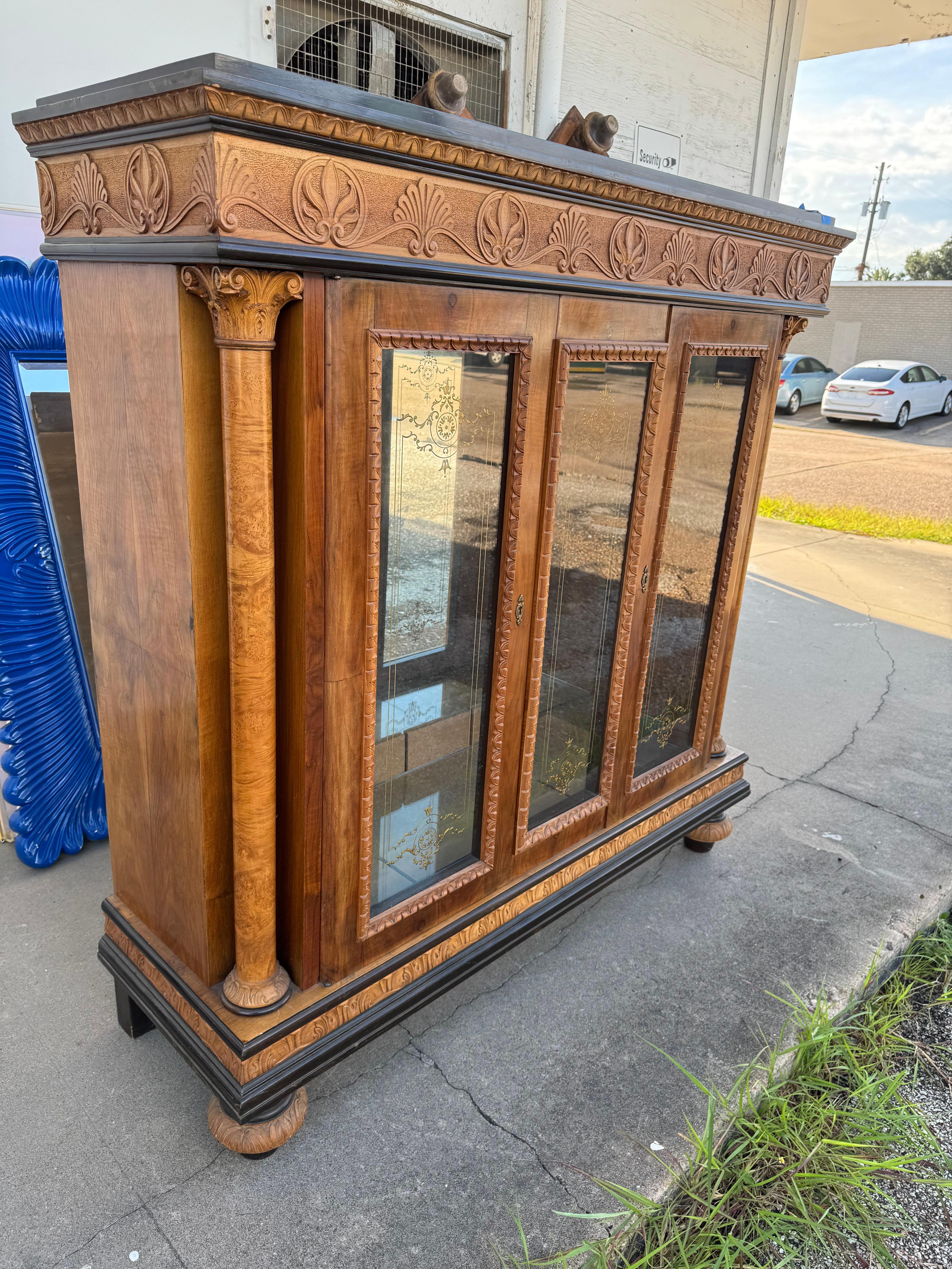Vetro Vetrina illuminata in legno di boro in stile neoclassico con colonne romane e stemma scolpito in vendita