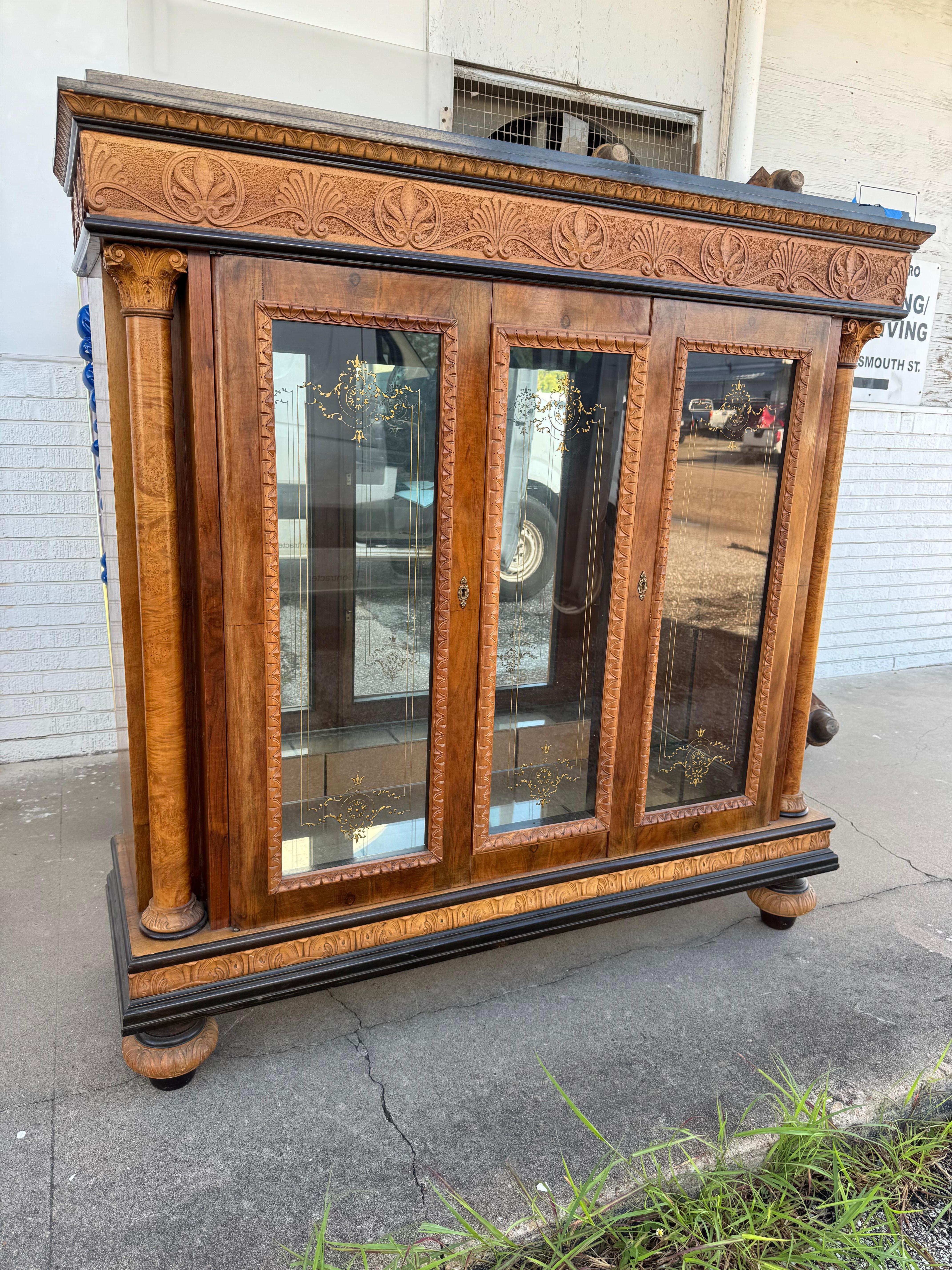 Vetrina illuminata in legno di boro in stile neoclassico con colonne romane e stemma scolpito in vendita 1