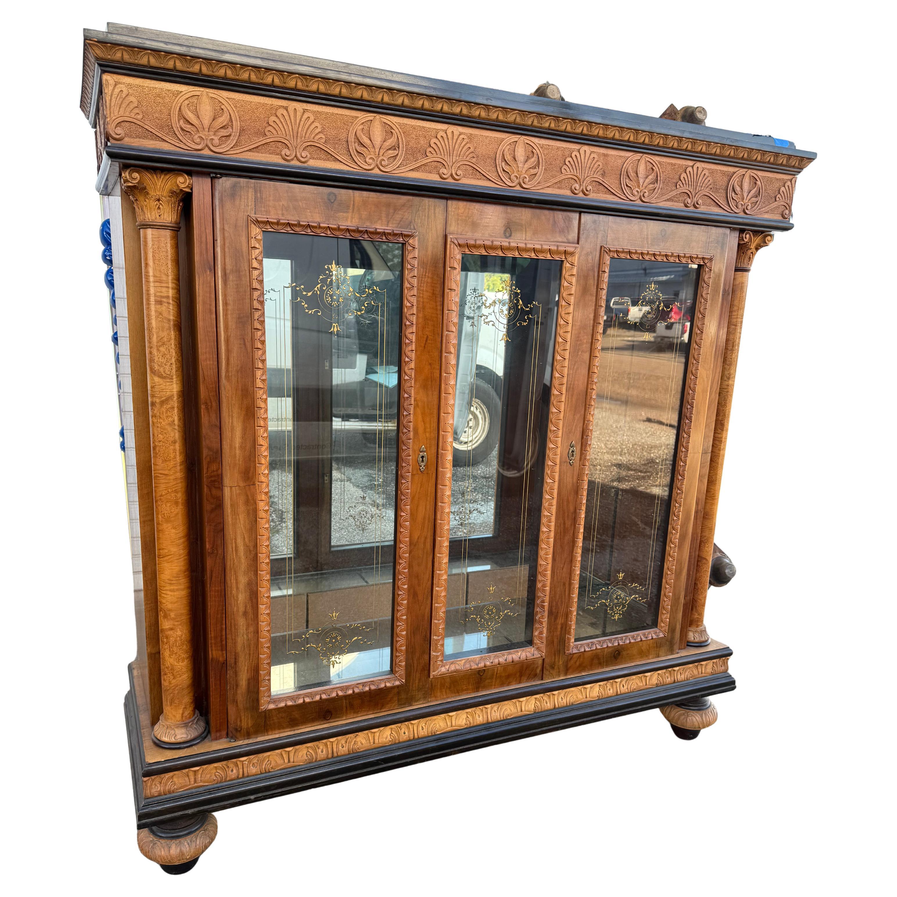 Vetrina illuminata in legno di boro in stile neoclassico con colonne romane e stemma scolpito in vendita