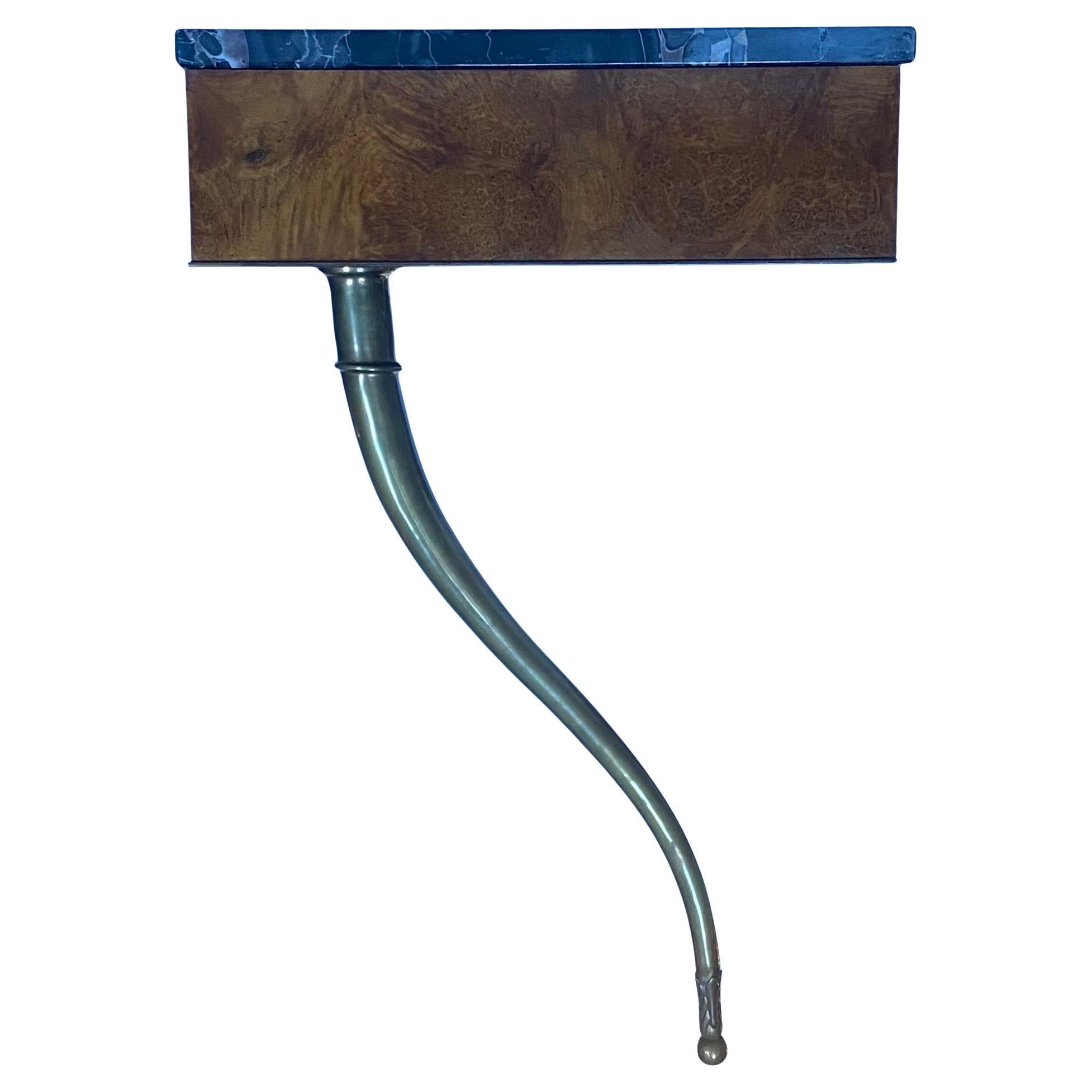 Paire de consoles de style néoclassique en bois d'ébène et laiton  Collection Hilleal de Kaplan Furniture, 20e siècle.  Ces consoles murales d'Applique sont dotées d'un superbe plateau en marbre italien Nero Portoro noir, soutenu par des pieds