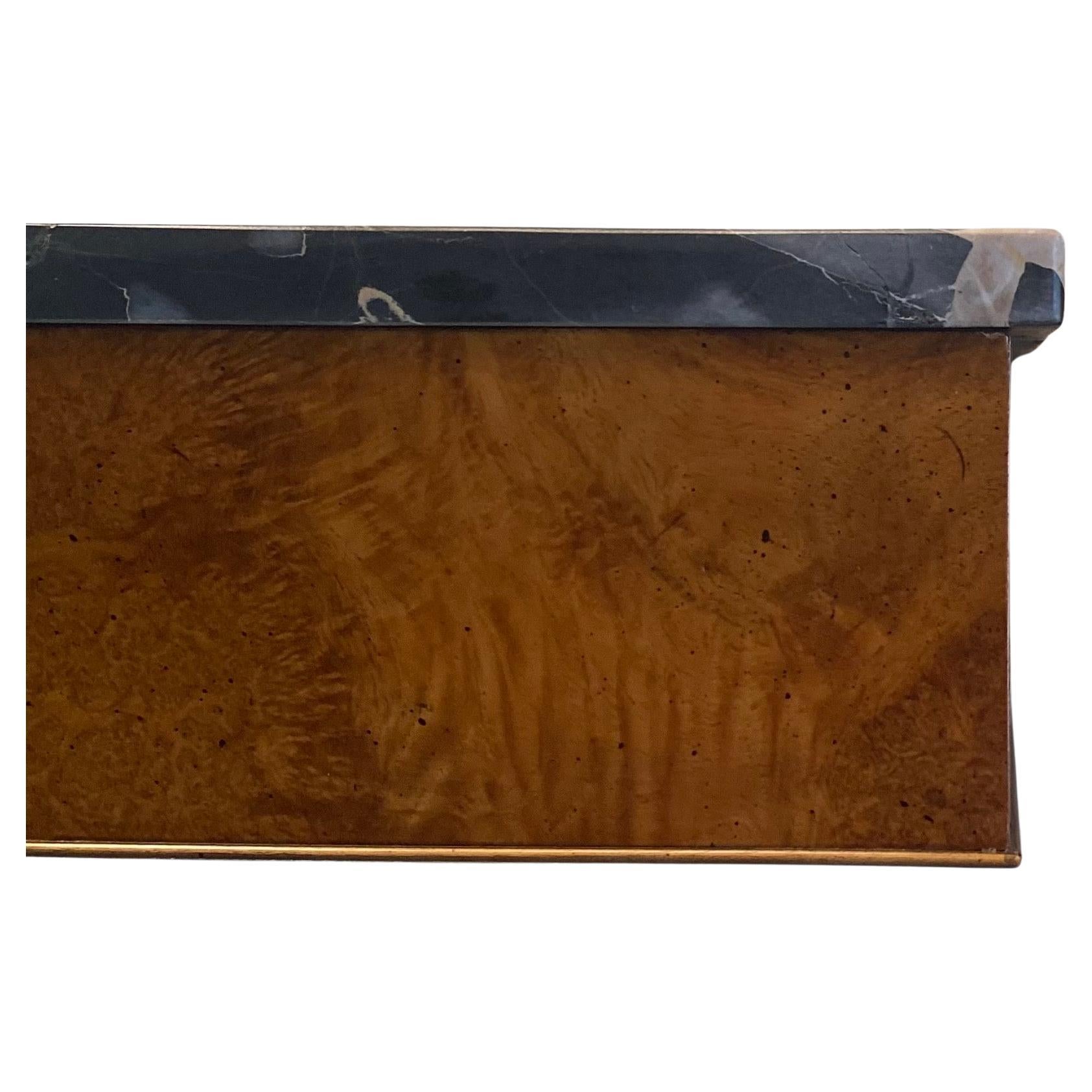 Laiton Paire de consoles murales en bois de bourgogne de style néoclassique en vente