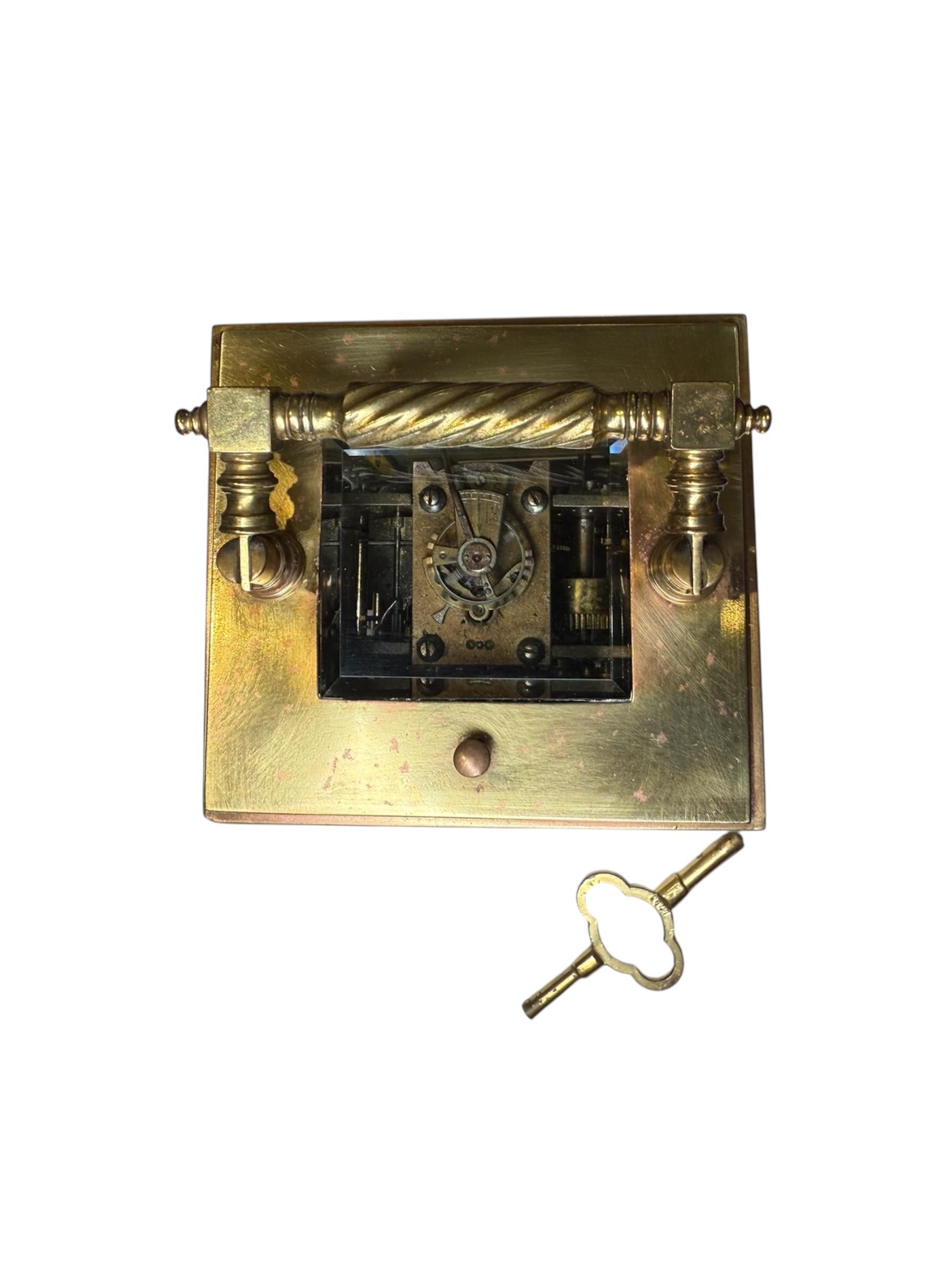 Doré Horloge de table/chariot de style néoclassique en vente