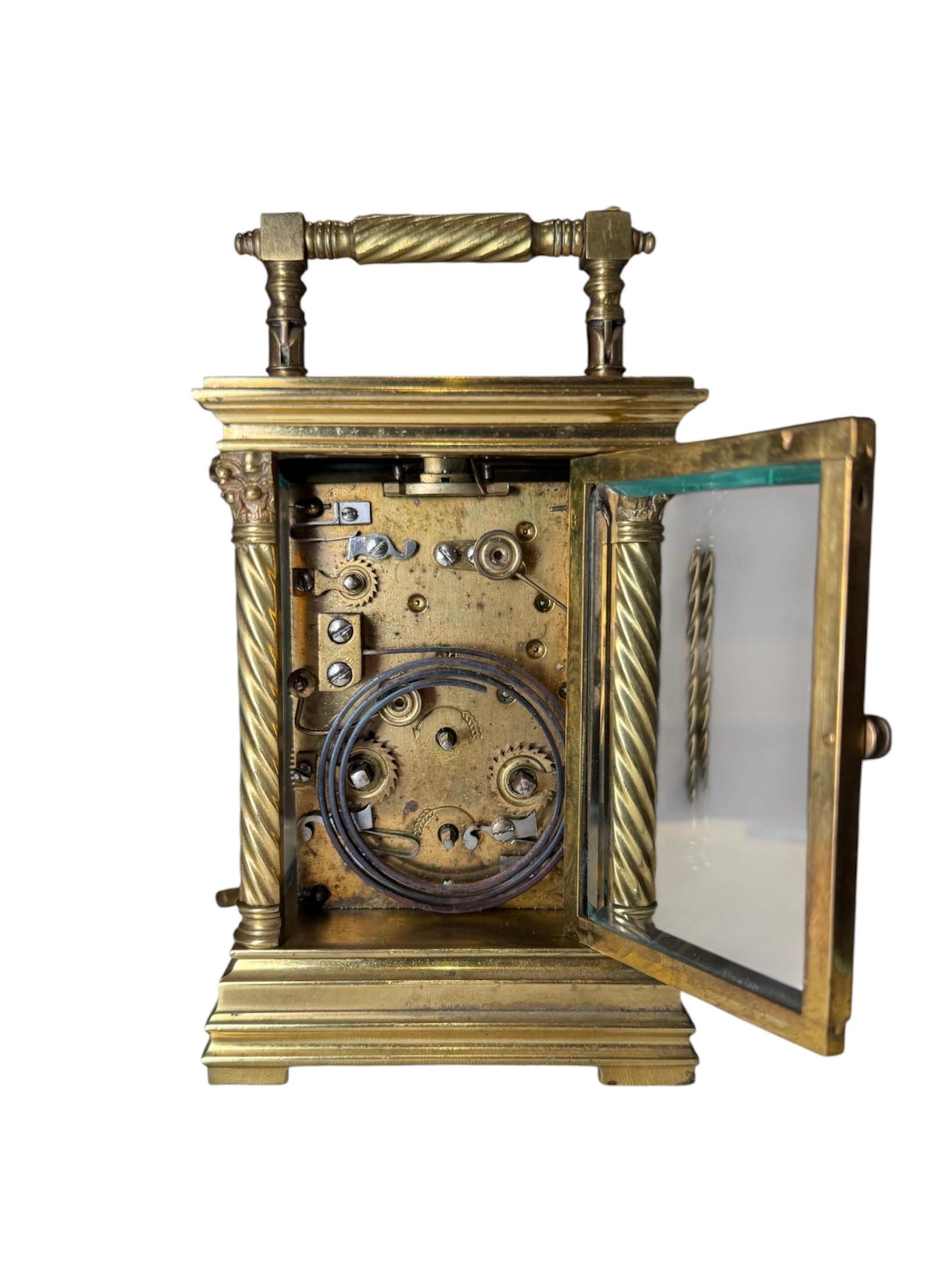 Laiton Horloge de table/chariot de style néoclassique en vente