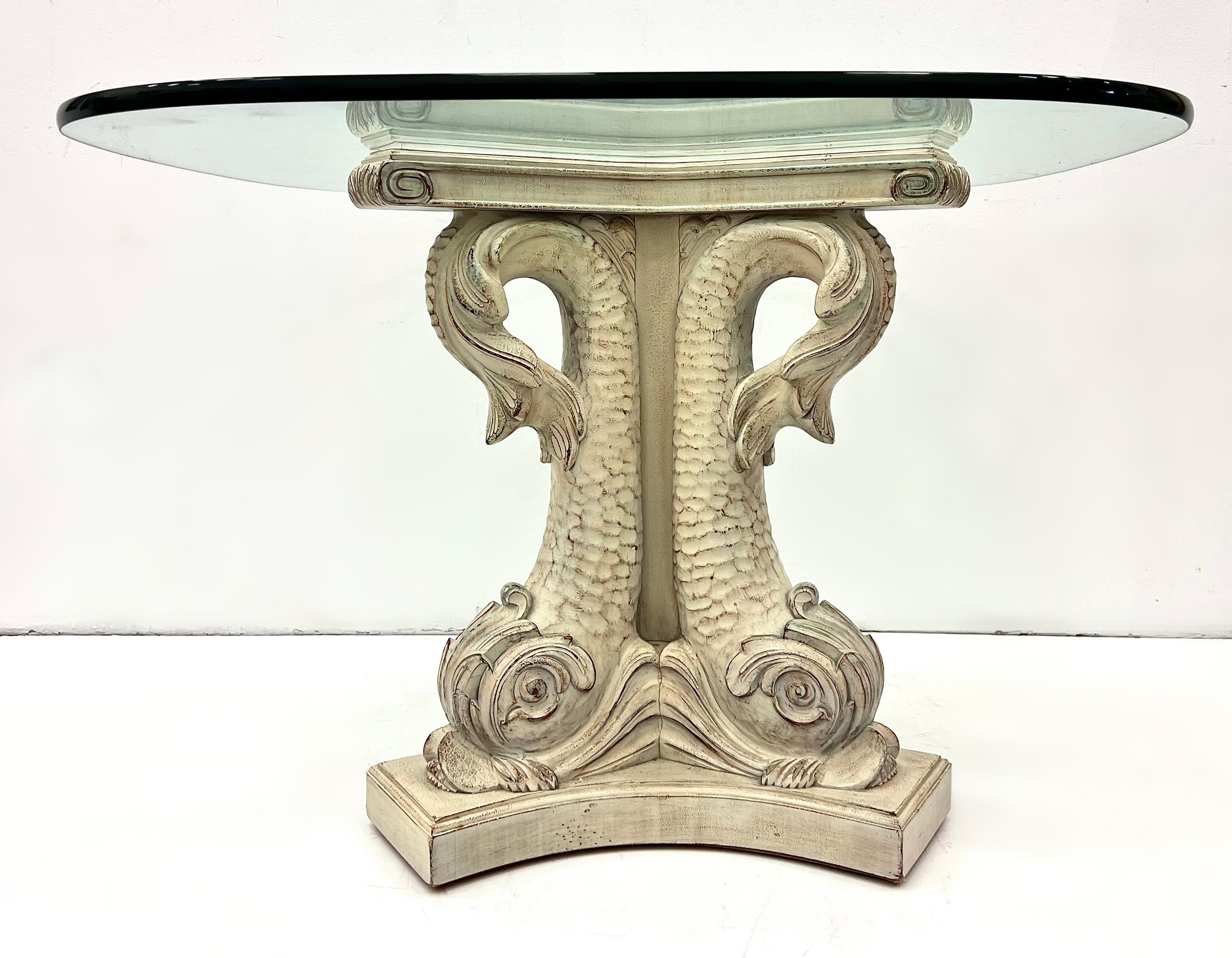 Néo-classique Guéridon vénitien de style néoclassique avec dauphins sculptés et plateau en verre en vente