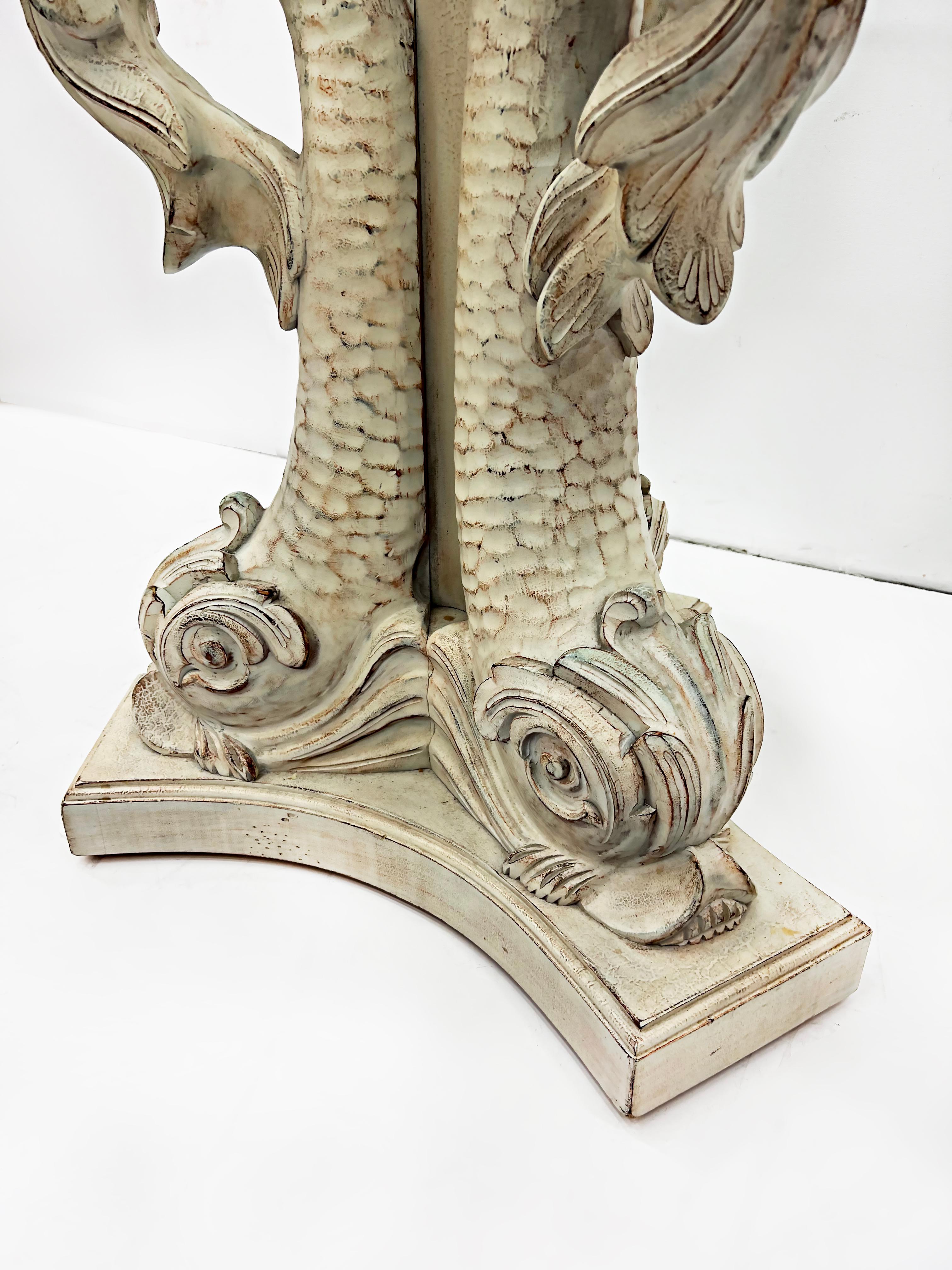 Sculpté à la main Guéridon vénitien de style néoclassique avec dauphins sculptés et plateau en verre en vente