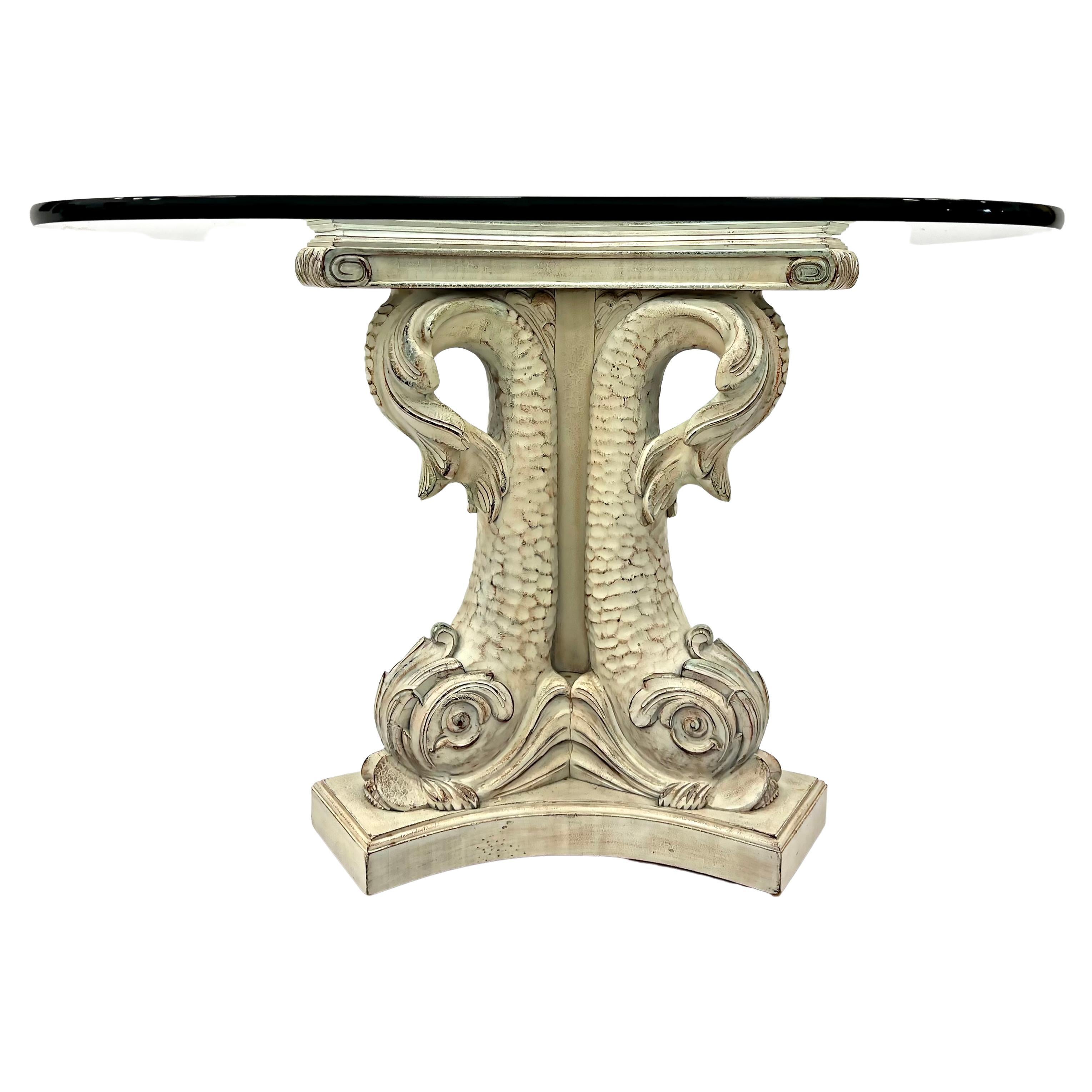 Venezianischer Gueridon-Tisch im neoklassizistischen Stil mit geschnitzten Delphinen und Glasplatte