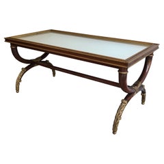 Mesa de centro de madera tallada y dorada de estilo neoclásico firmada por Maison Hirch