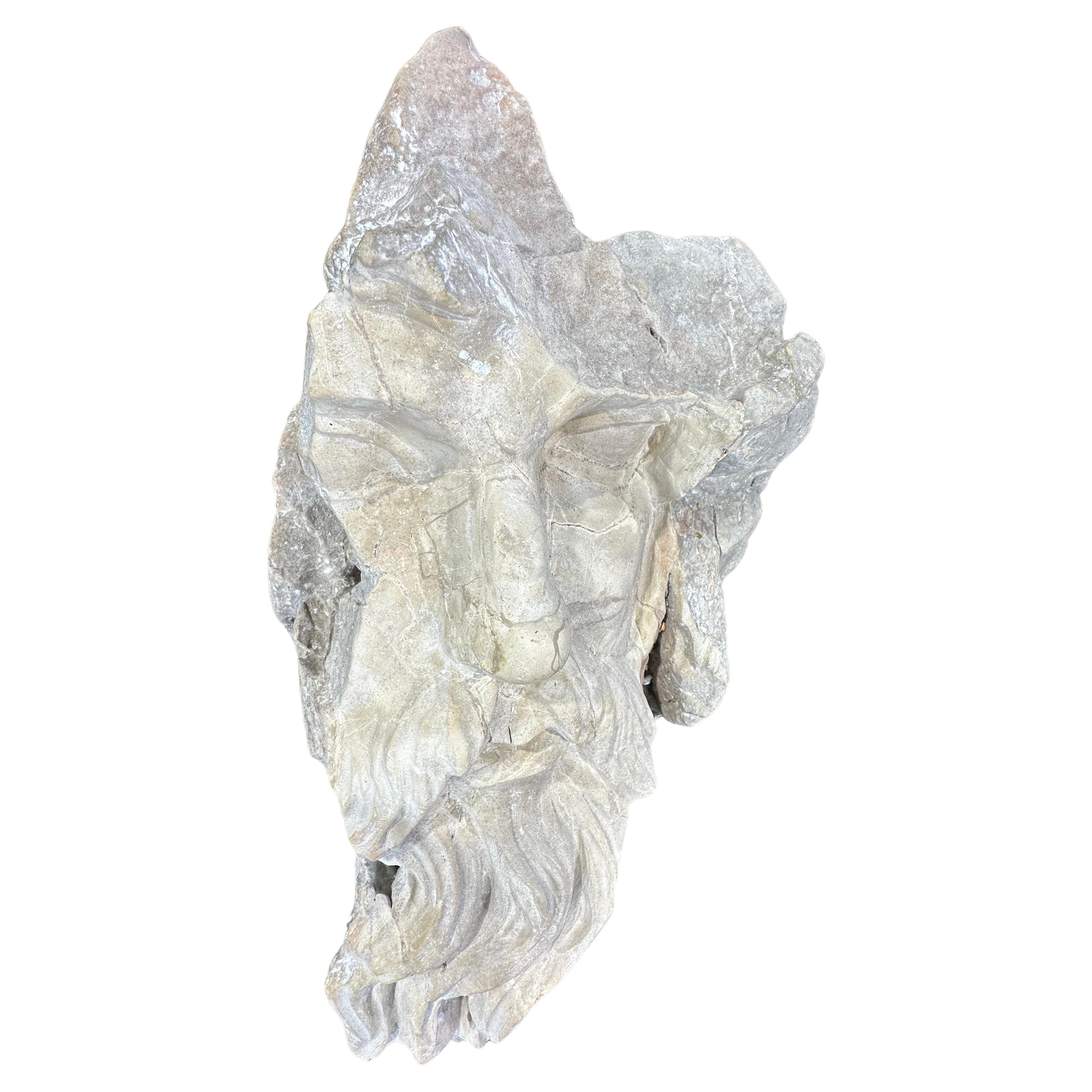 Cabeza tallada en piedra de estilo neoclásico