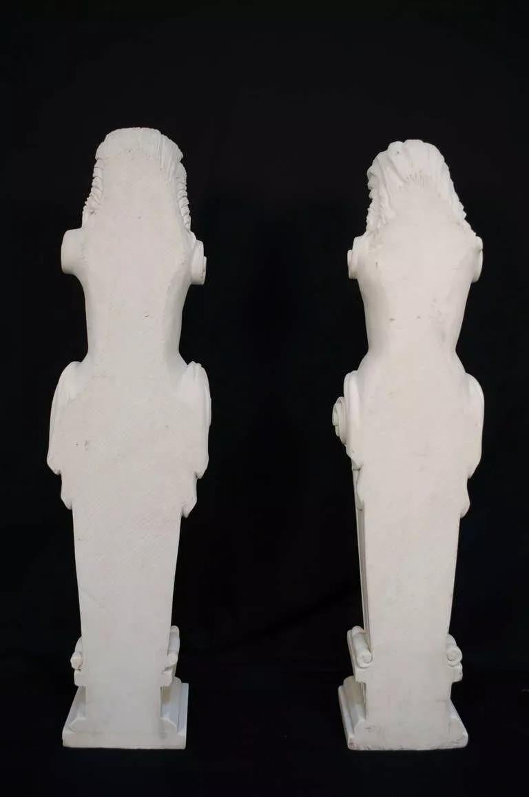 Paire de statues de torses féminines italiennes sculptées en marbre de Carrare de style néoclassique en vente 3