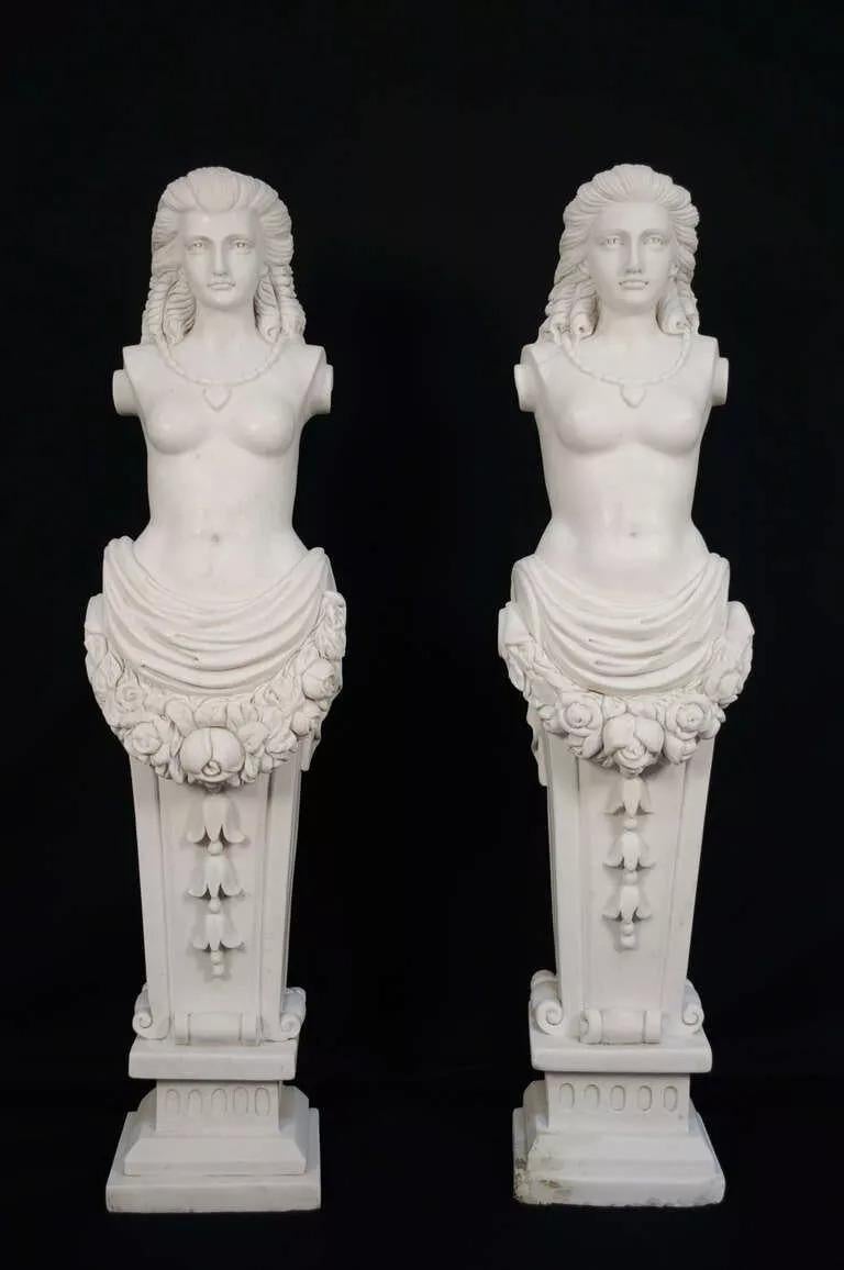 Statues antiques de style néoclassique en marbre de Carrare italien sculpté - (paire) avec de grands détails et des sculptures précises. Circa Early 20th Century. Dimensions : 39