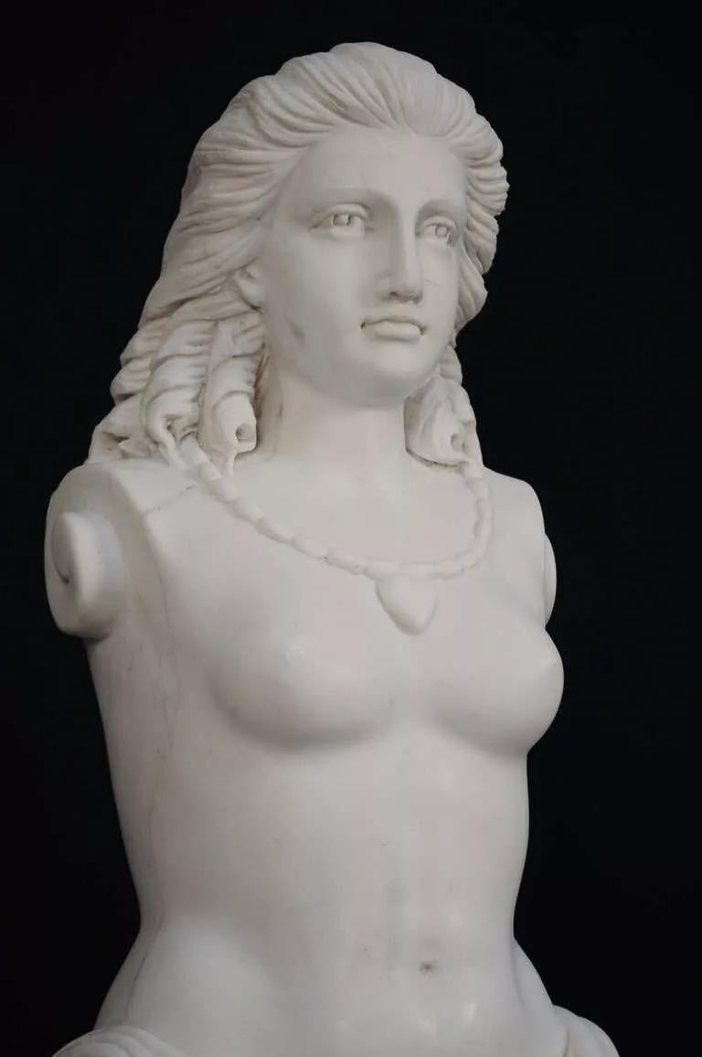 Néoclassique Paire de statues de torses féminines italiennes sculptées en marbre de Carrare de style néoclassique en vente
