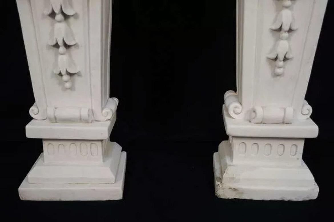 20ième siècle Paire de statues de torses féminines italiennes sculptées en marbre de Carrare de style néoclassique en vente