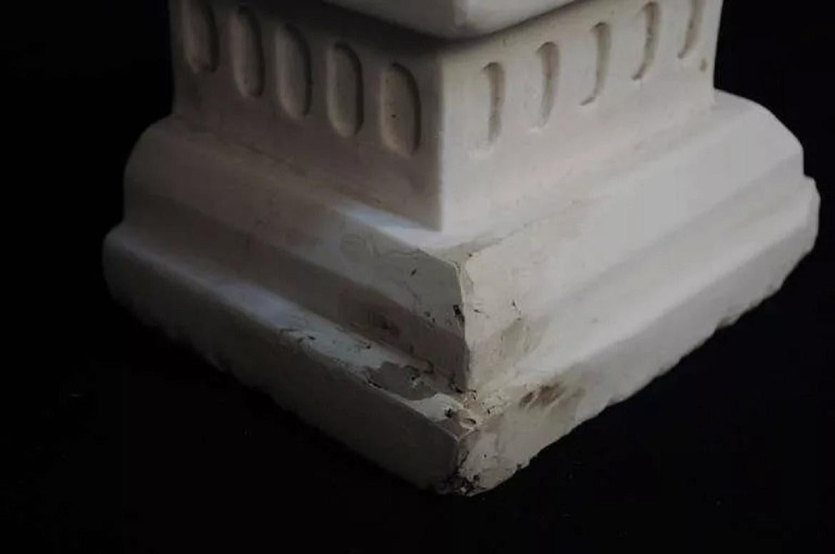 Paire de statues de torses féminines italiennes sculptées en marbre de Carrare de style néoclassique en vente 1