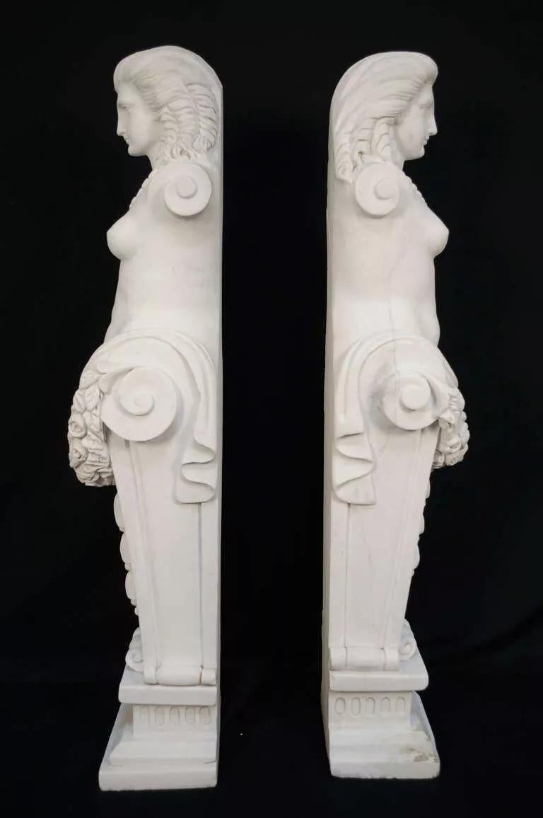 Paire de statues de torses féminines italiennes sculptées en marbre de Carrare de style néoclassique en vente 2