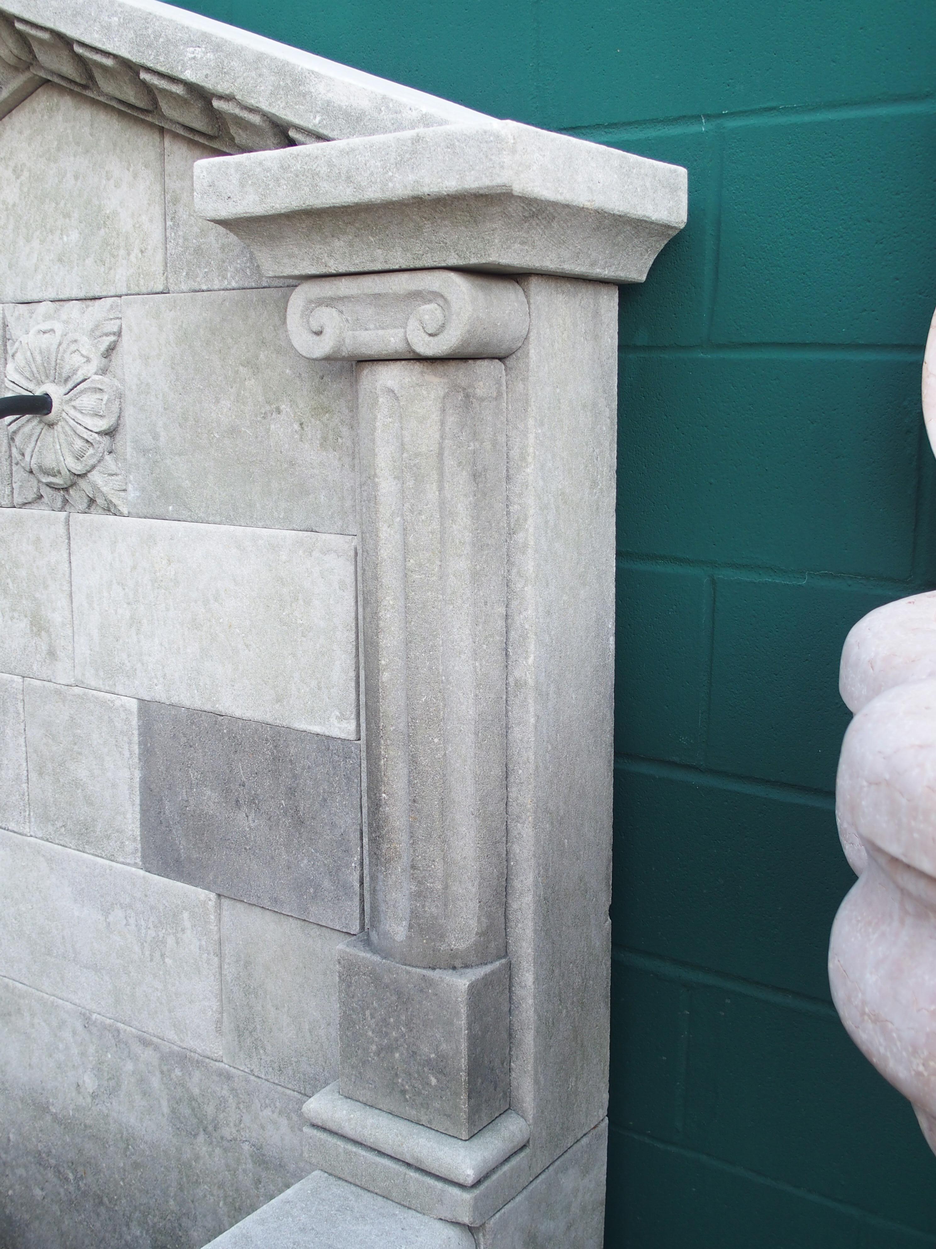 Wandbrunnen aus geschnitztem Kalkstein im neoklassischen Stil aus Norditalien im Angebot 4