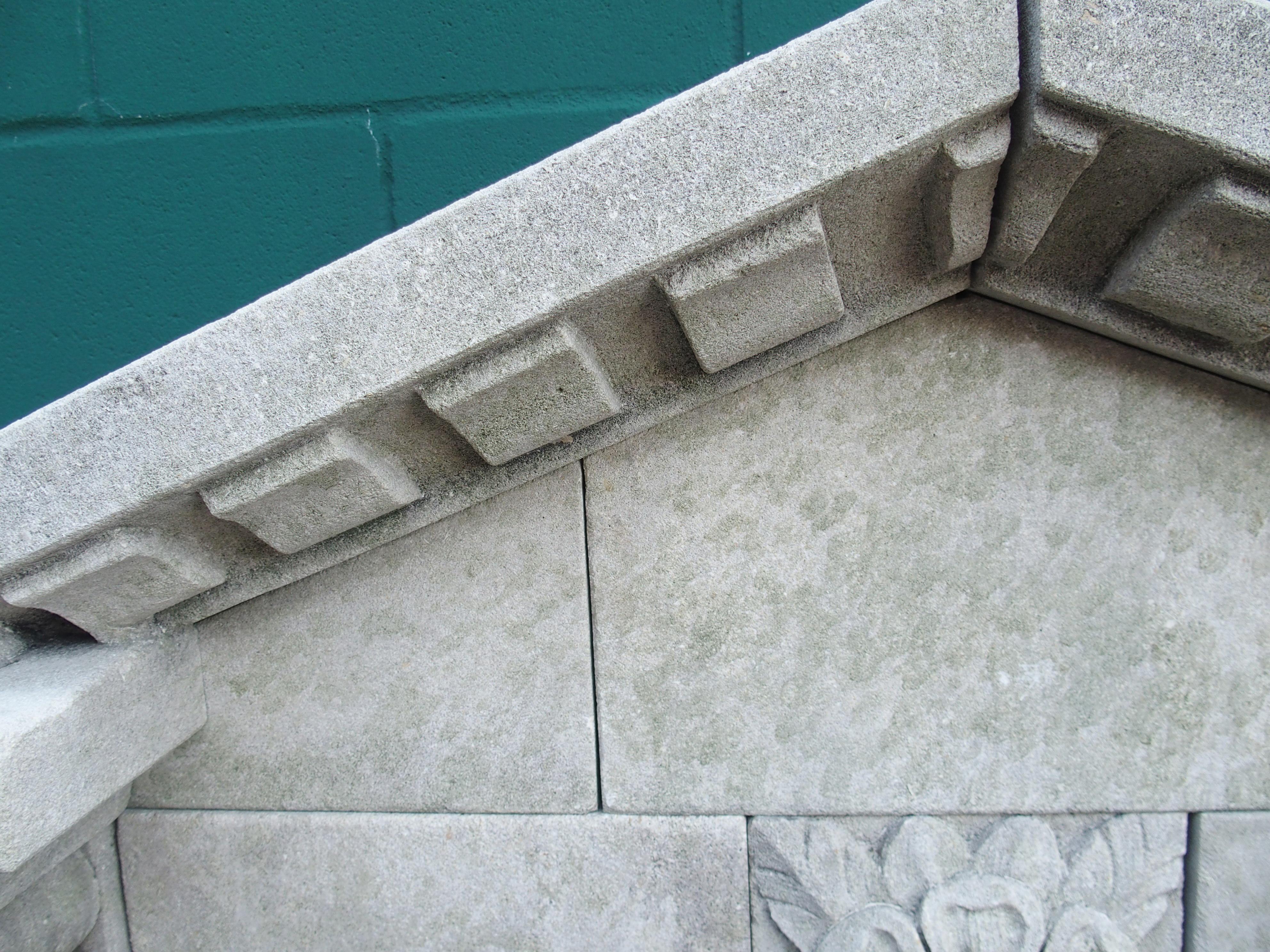 Wandbrunnen aus geschnitztem Kalkstein im neoklassischen Stil aus Norditalien im Zustand „Gut“ im Angebot in Dallas, TX