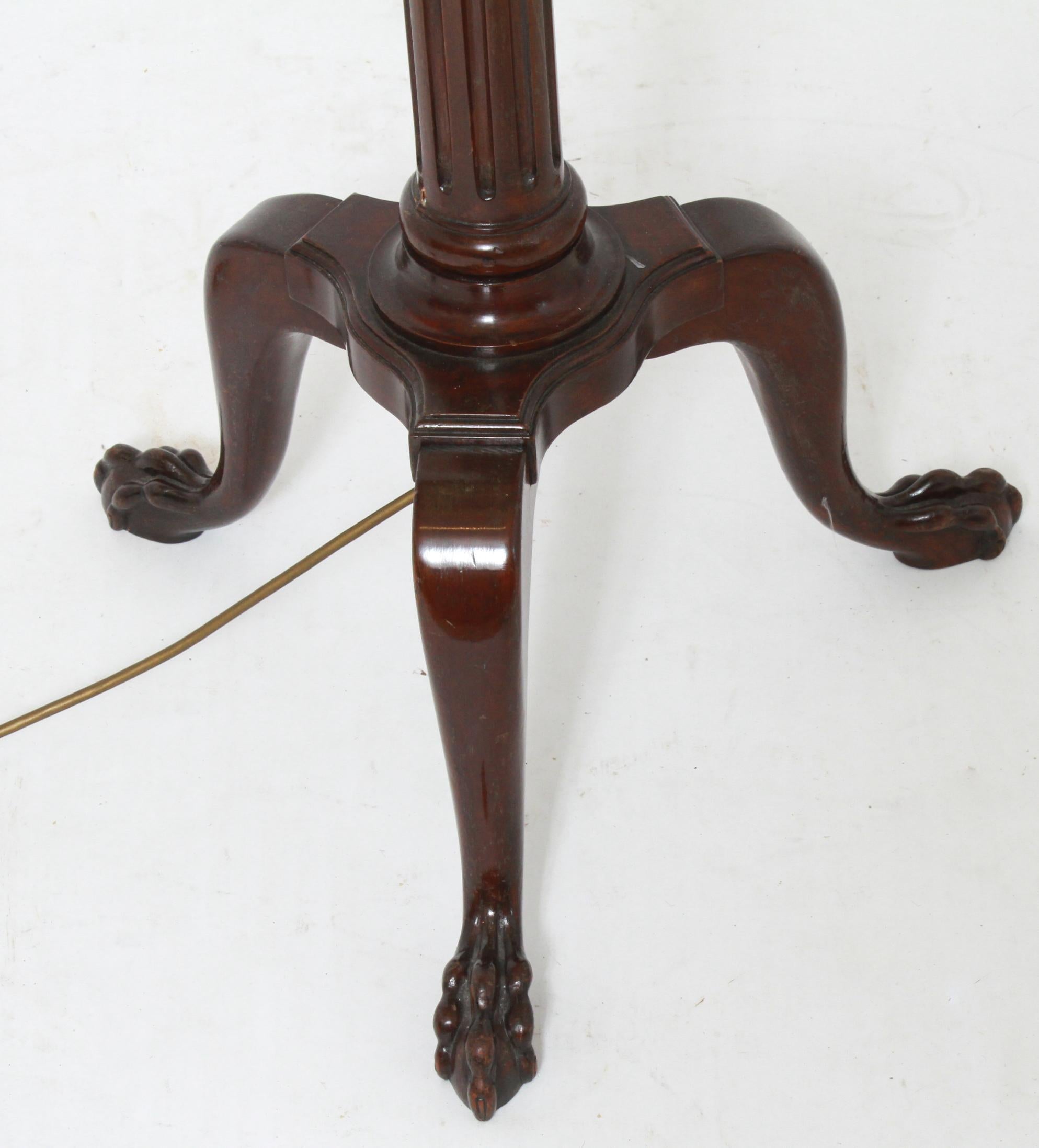 Carved mahogany floor lamp with a fluted columnar standard with a tripod base terminating in carved claw feet. The piece comes with an oversized cream fabric shade. In great vintage condition with age-appropriate wear and use.
Measures: 78.5