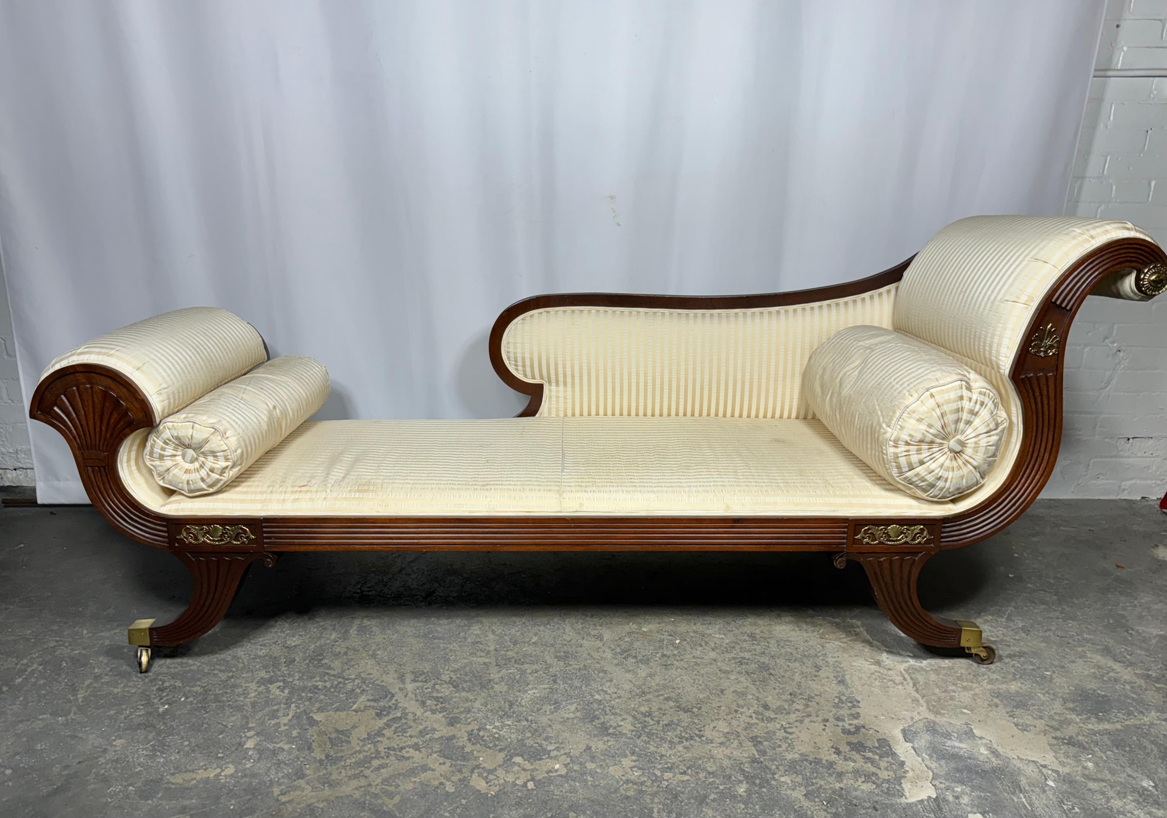 Recamier / chaise in mogano intagliato in stile neoclassico di Baker in vendita 3