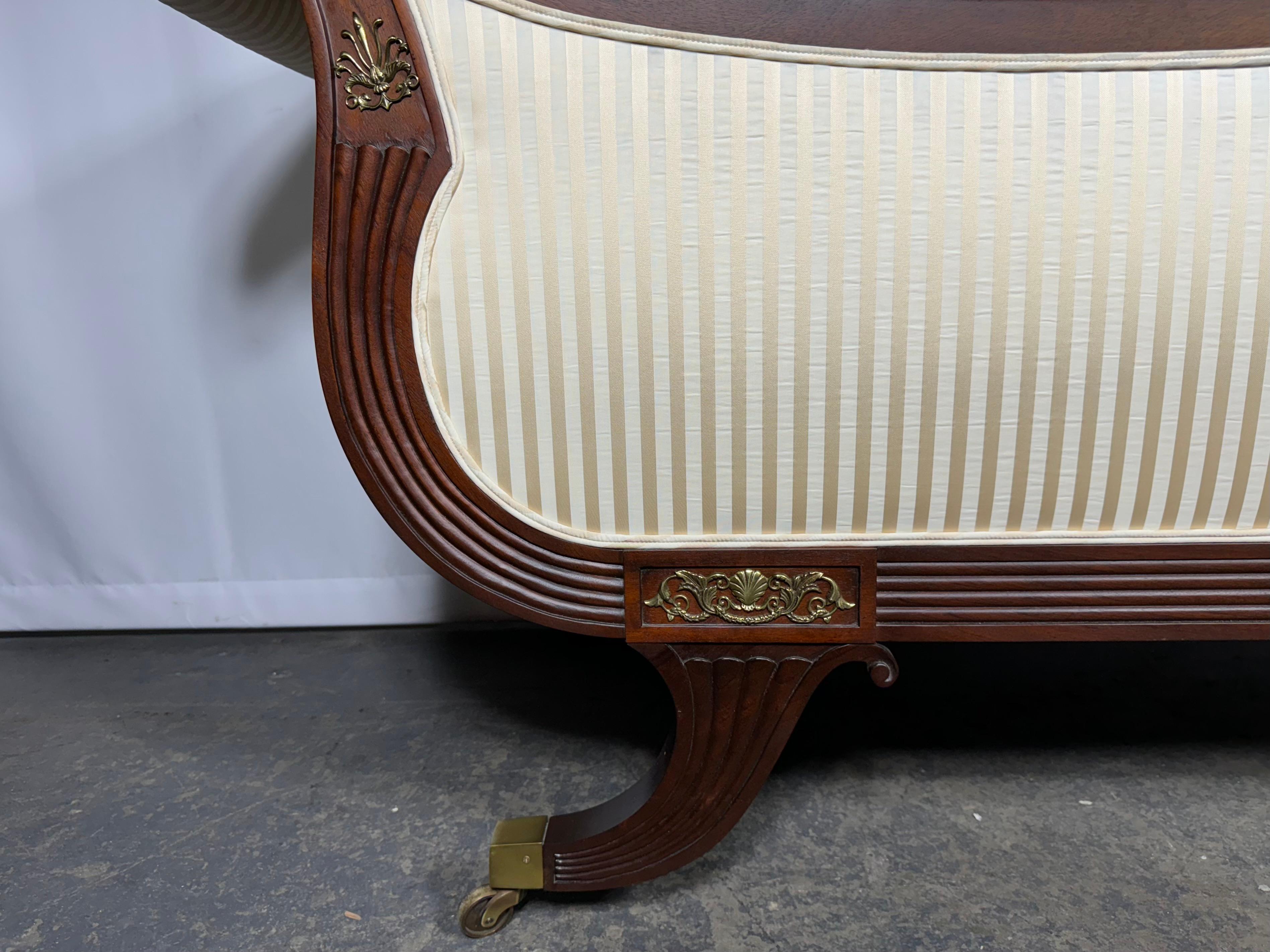 Recamier / chaise in mogano intagliato in stile neoclassico di Baker in vendita 4