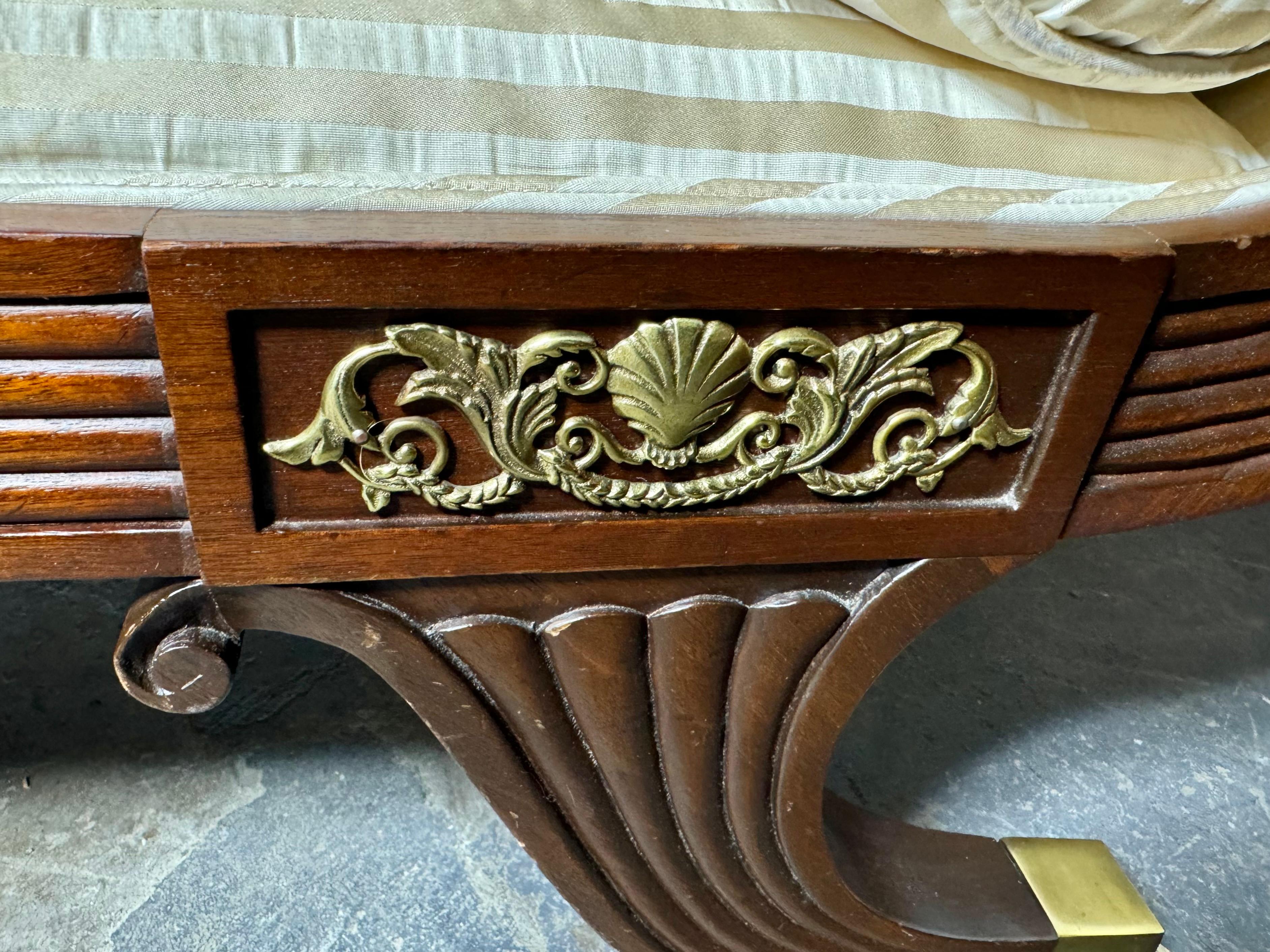 Recamier / chaise in mogano intagliato in stile neoclassico di Baker in vendita 5