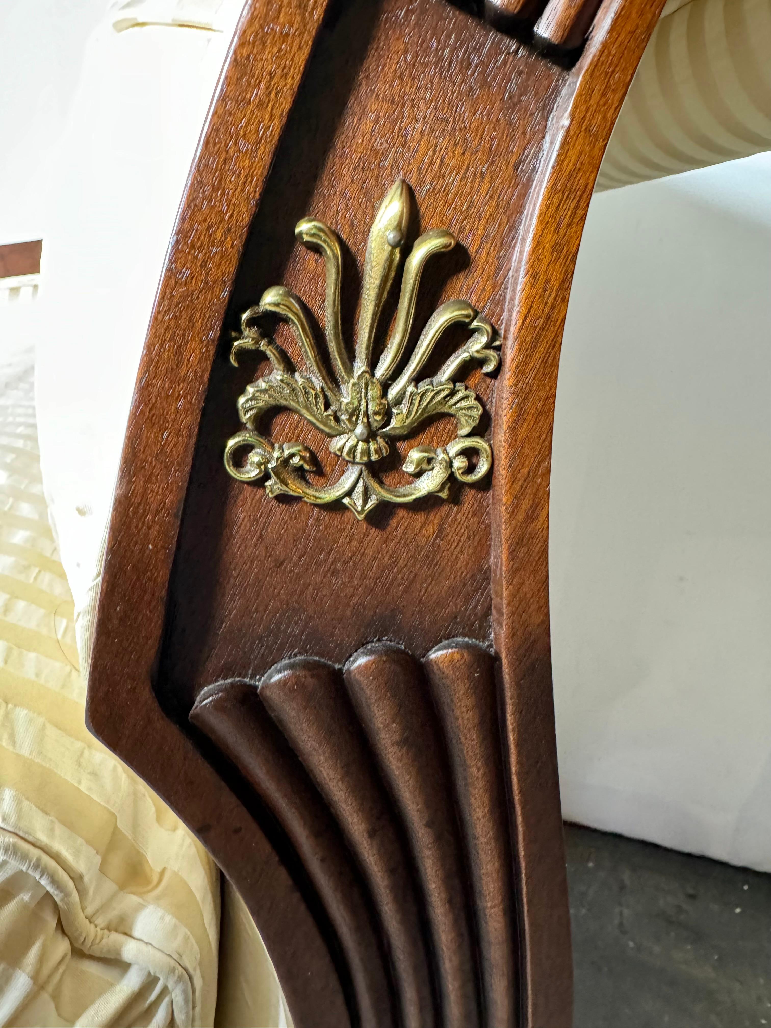 Recamier / chaise in mogano intagliato in stile neoclassico di Baker in vendita 6