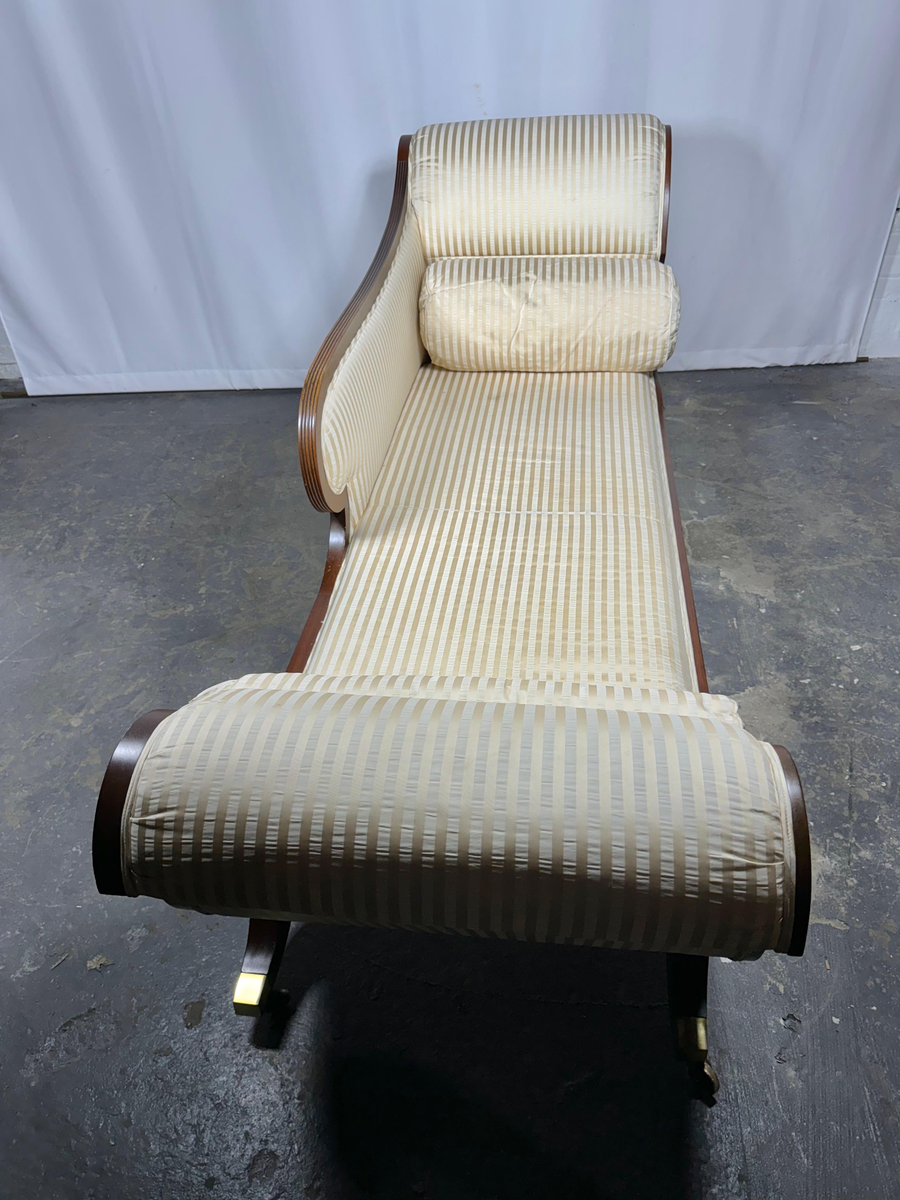 Recamier / chaise in mogano intagliato in stile neoclassico di Baker in vendita 7
