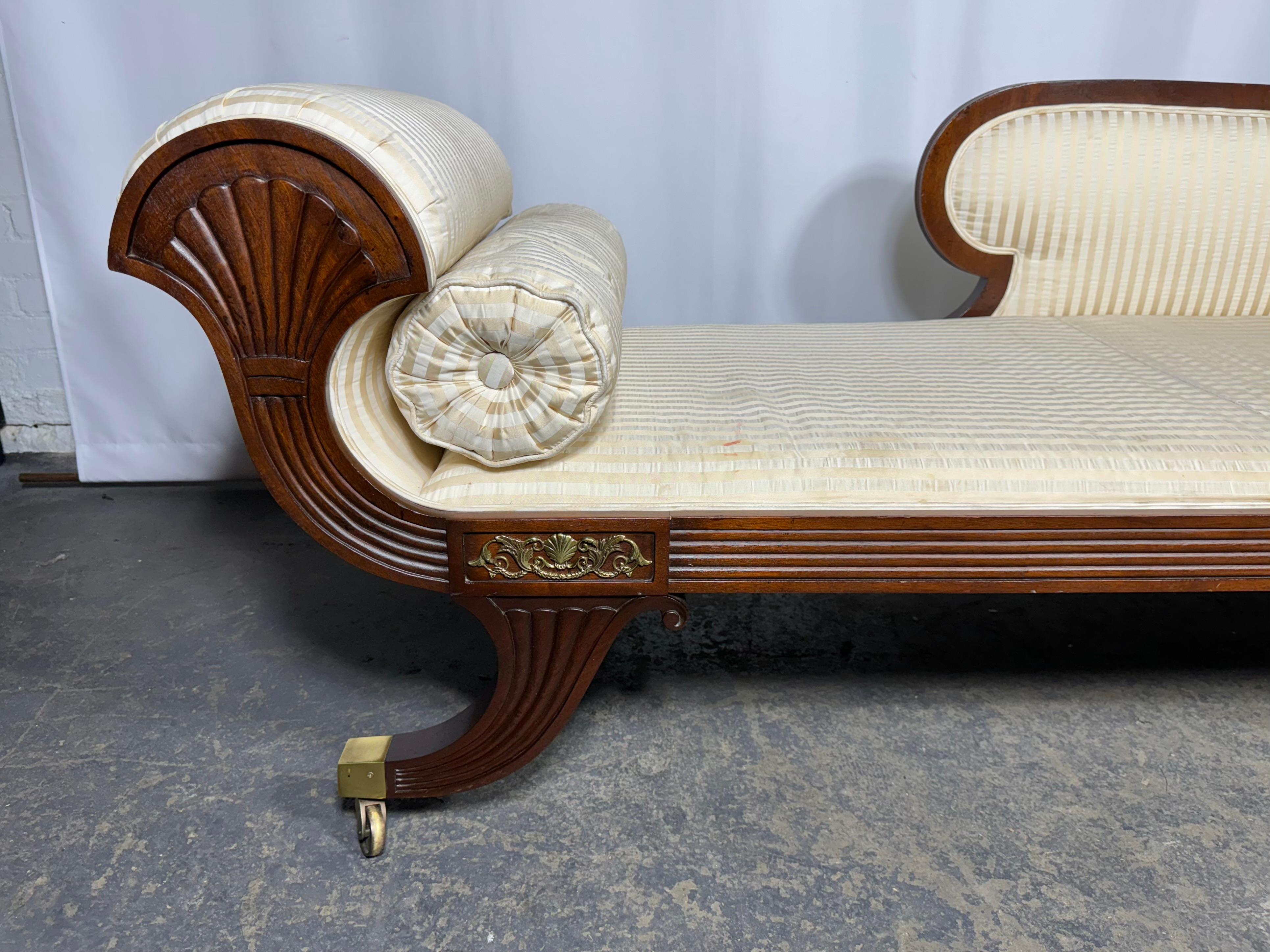 Stupefacente recamier / chaise lounge in mogano intagliato in stile neoclassico realizzato  di Baker,, Telaio in ottime condizioni originali... tessuto originale  La tappezzeria presenta lievi segni, non ho provato a pulirla. Qualità e costruzione