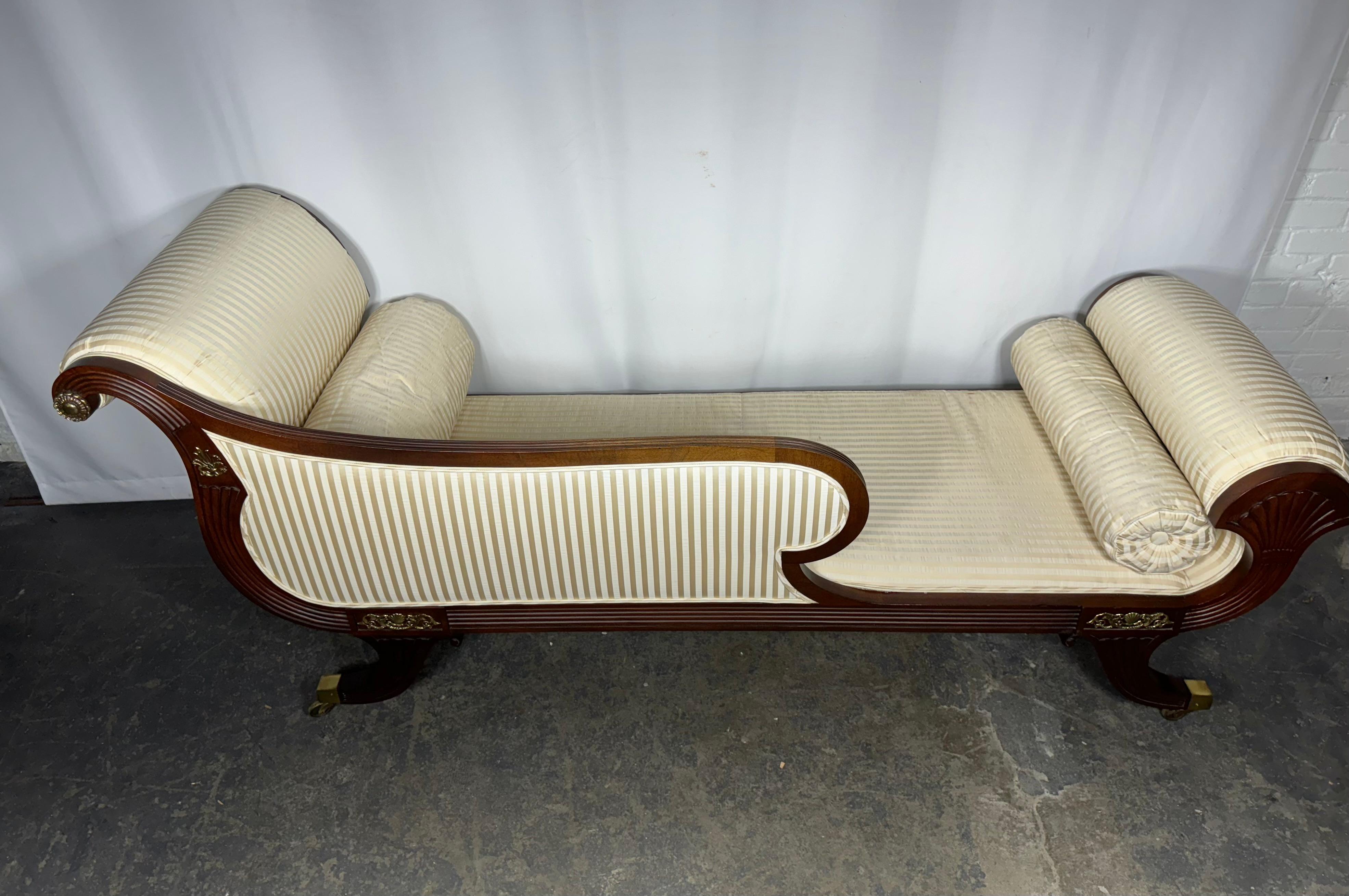Neoclassico Recamier / chaise in mogano intagliato in stile neoclassico di Baker in vendita