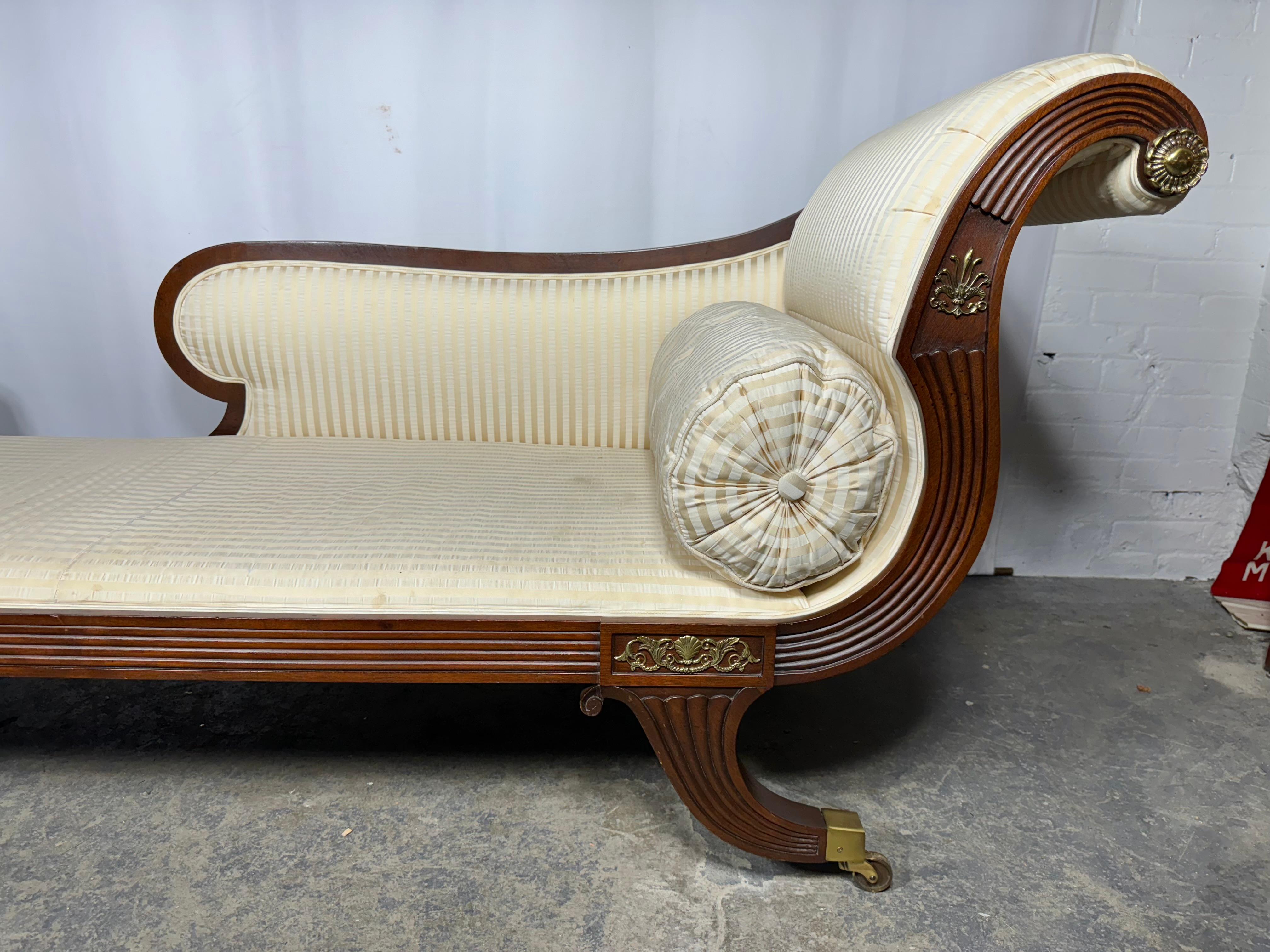 Americano Recamier / chaise in mogano intagliato in stile neoclassico di Baker in vendita