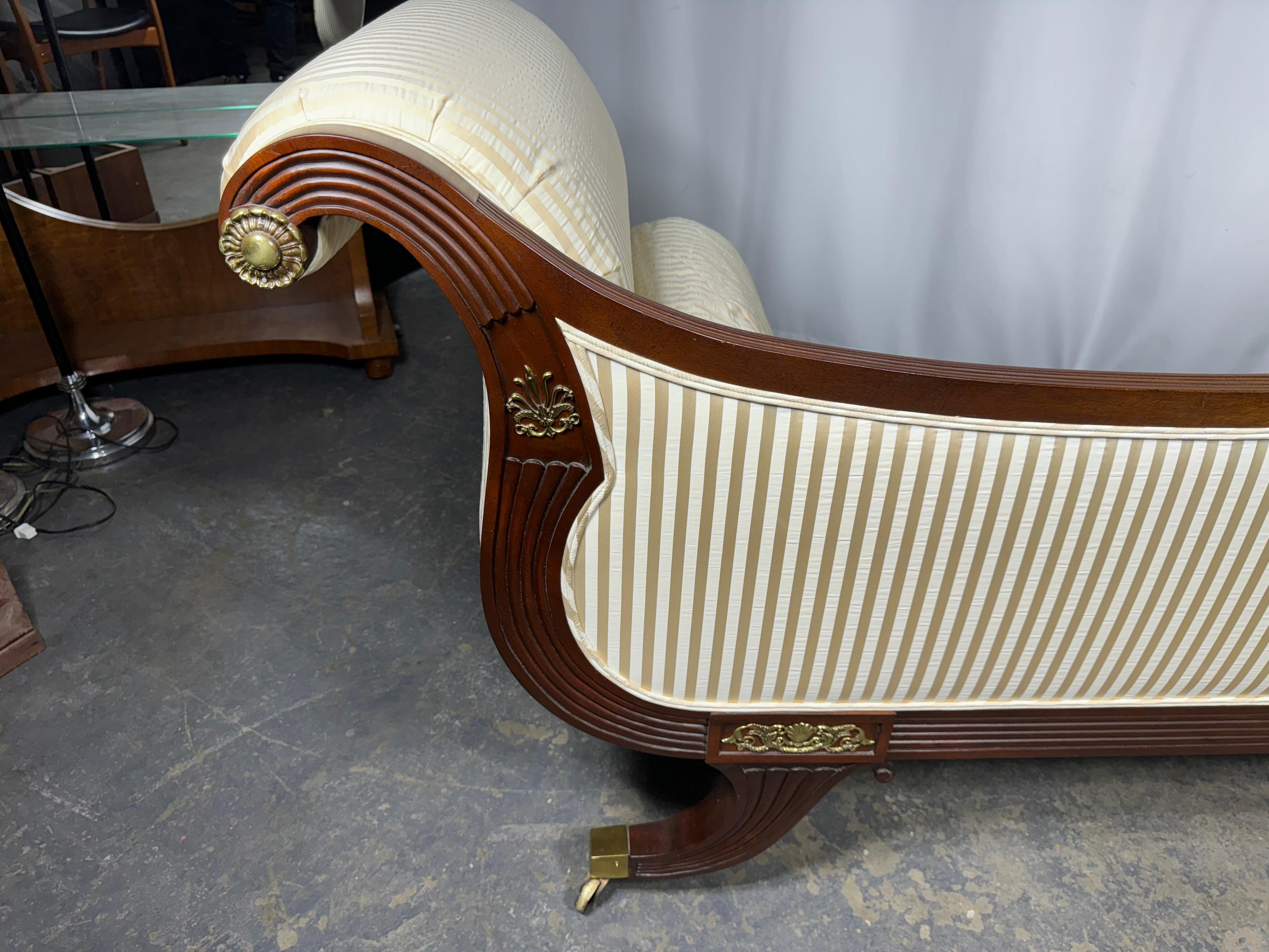 Recamier / chaise in mogano intagliato in stile neoclassico di Baker In condizioni buone in vendita a Buffalo, NY