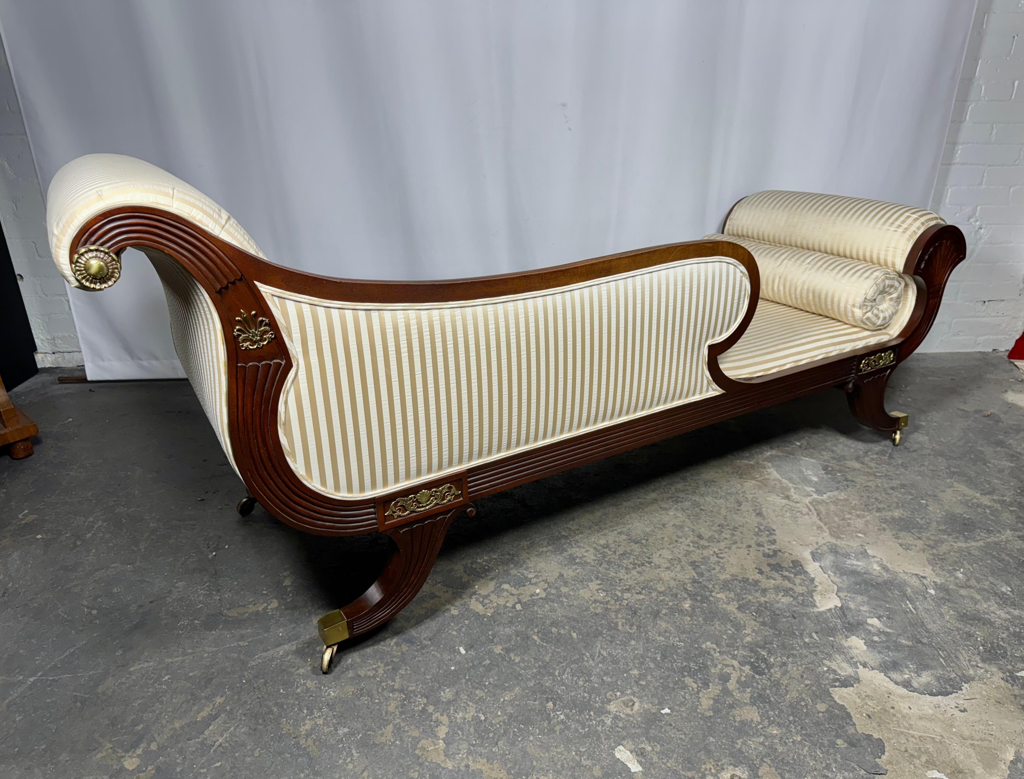 Fine XX secolo Recamier / chaise in mogano intagliato in stile neoclassico di Baker in vendita