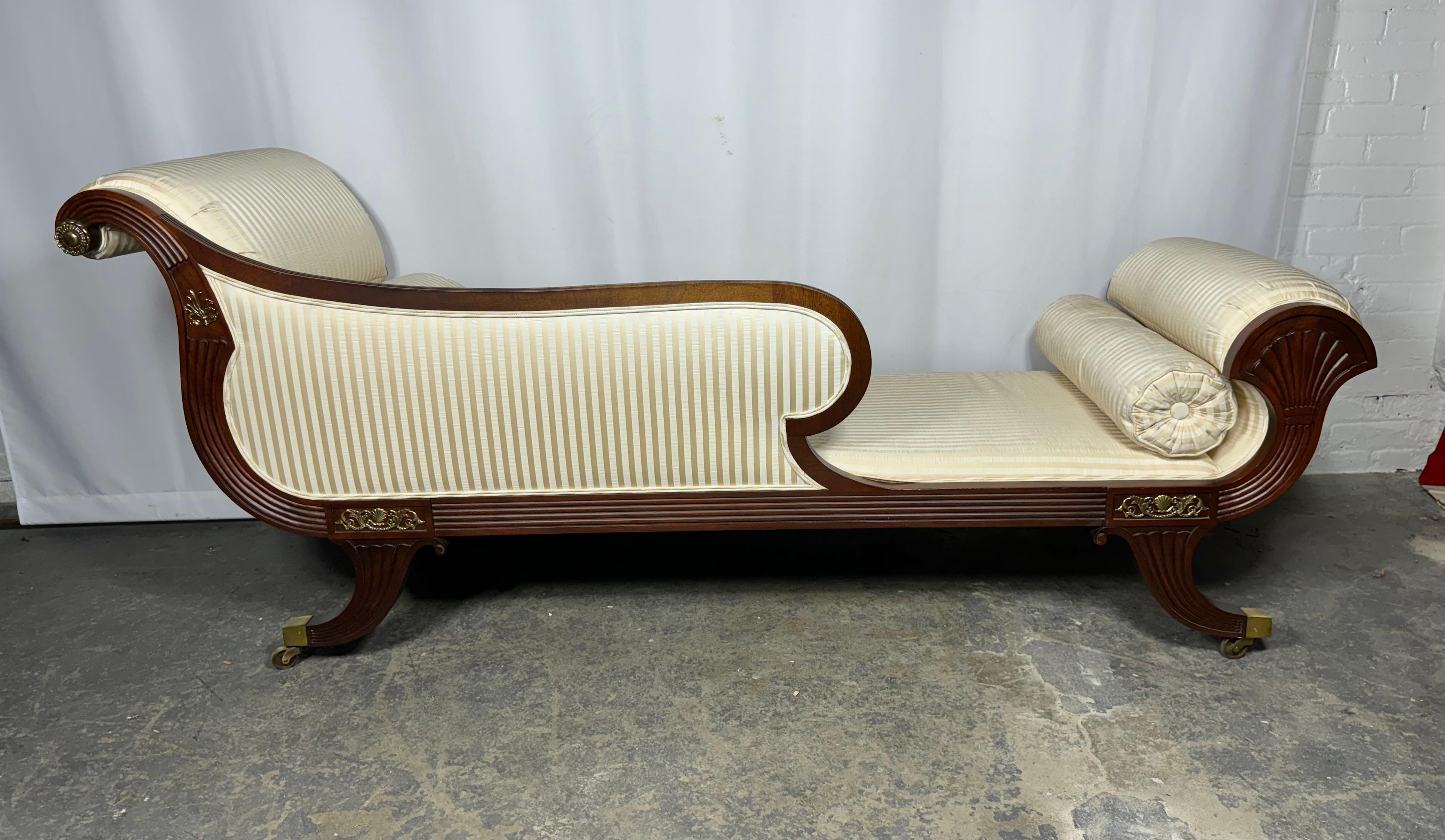 Recamier / chaise in mogano intagliato in stile neoclassico di Baker in vendita 1