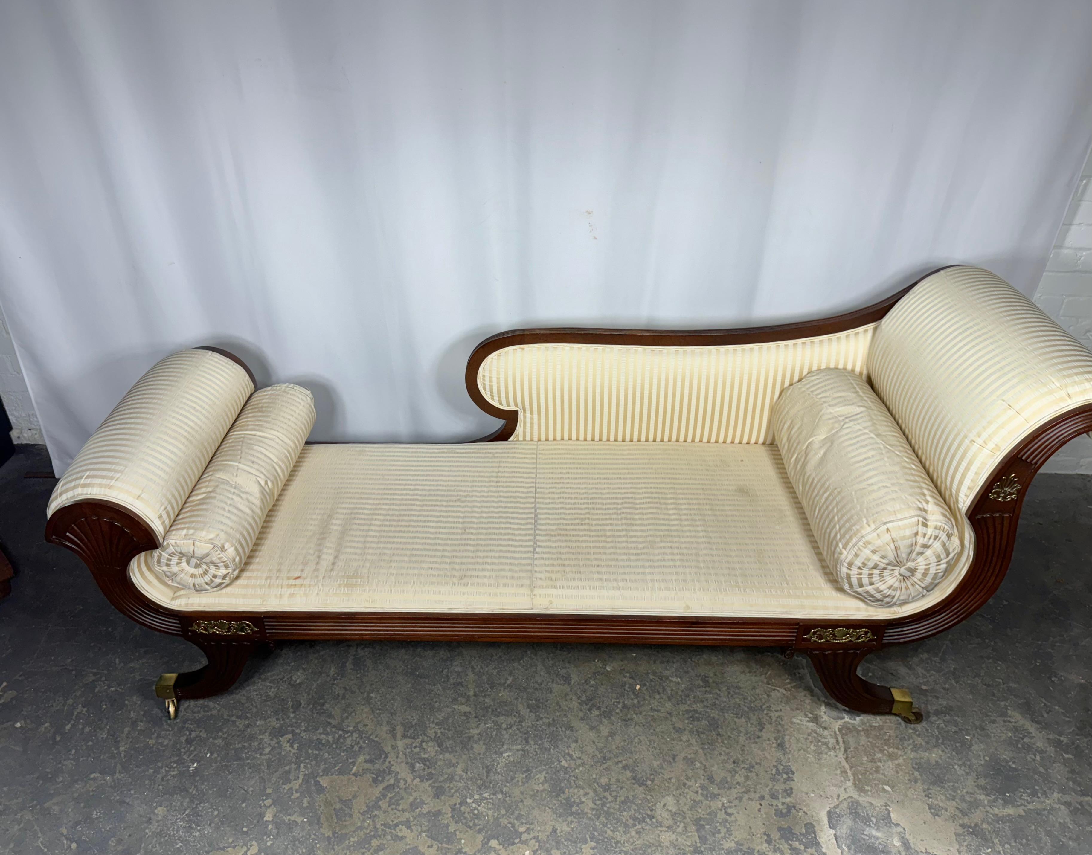 Recamier / chaise in mogano intagliato in stile neoclassico di Baker in vendita 2