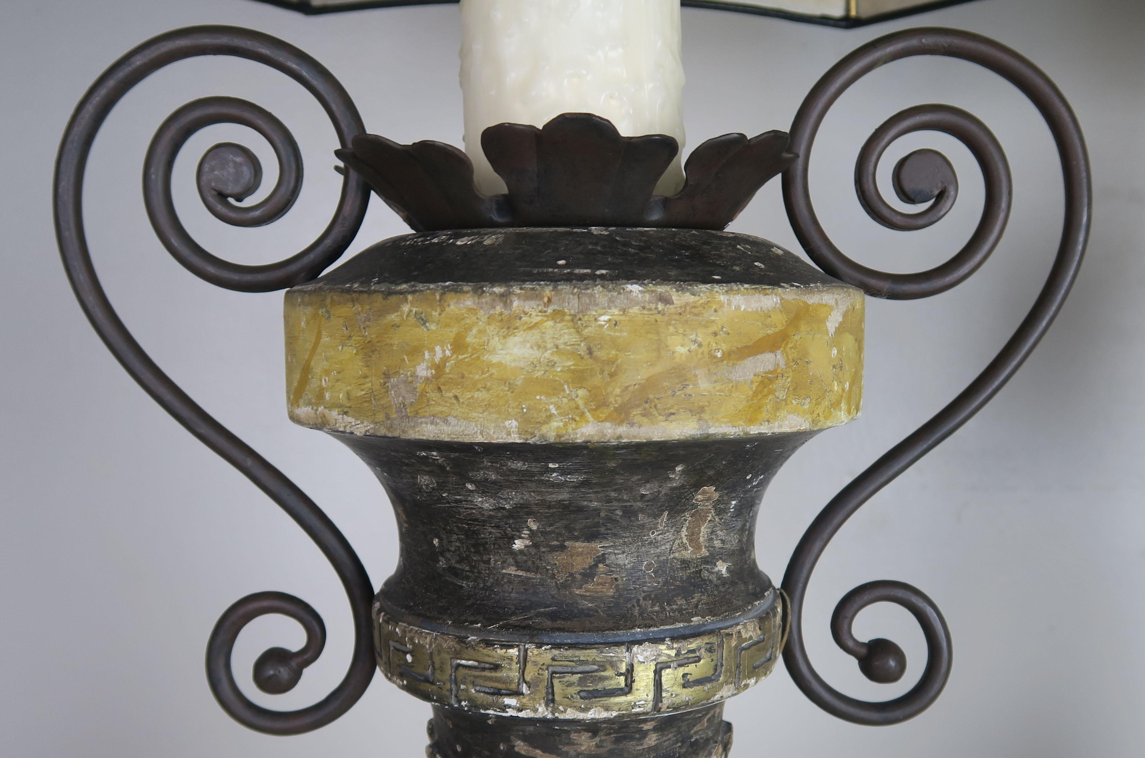 Néoclassique Paire de lampes sculptées en forme d'urne de style néoclassique avec abat-jour parchemin en vente