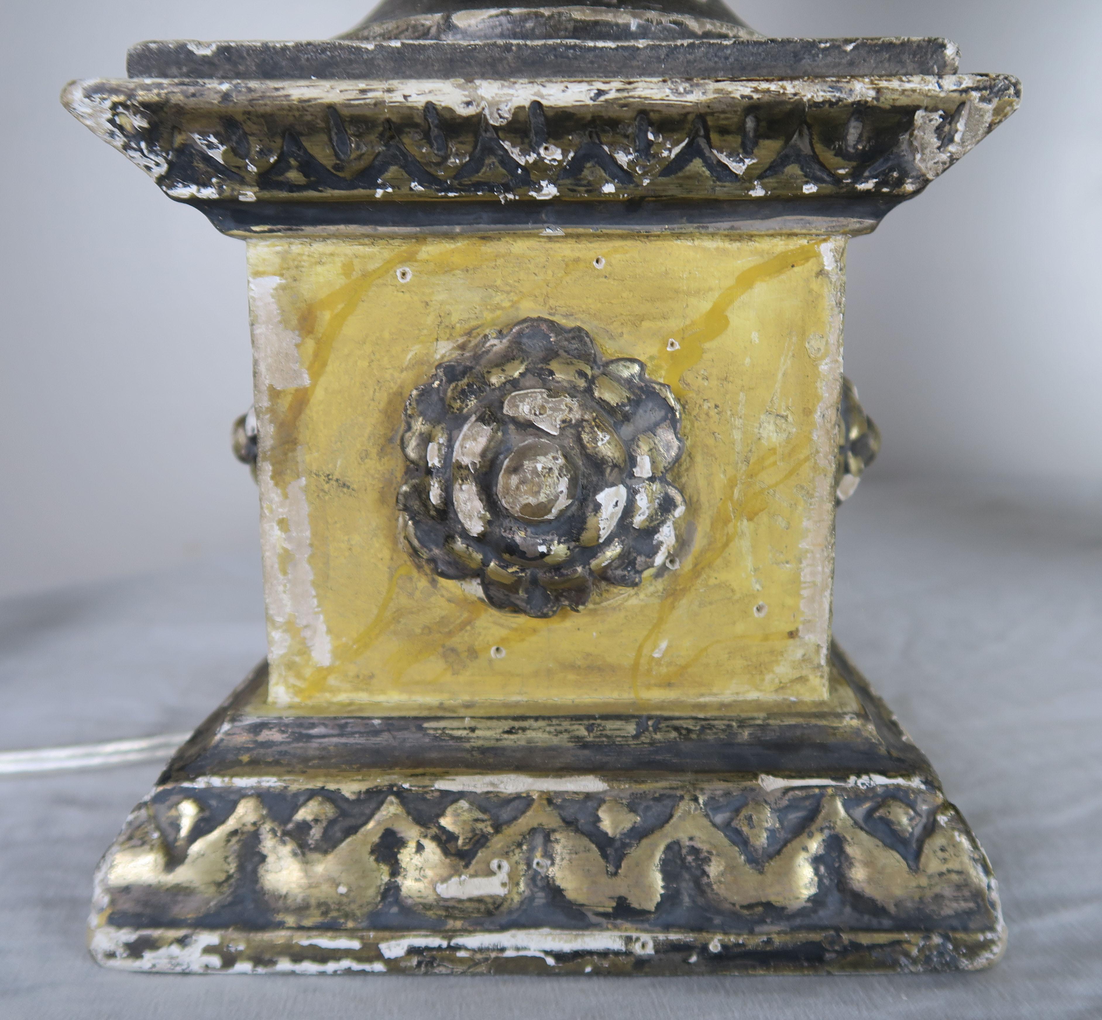 Peint à la main Paire de lampes sculptées en forme d'urne de style néoclassique avec abat-jour parchemin en vente