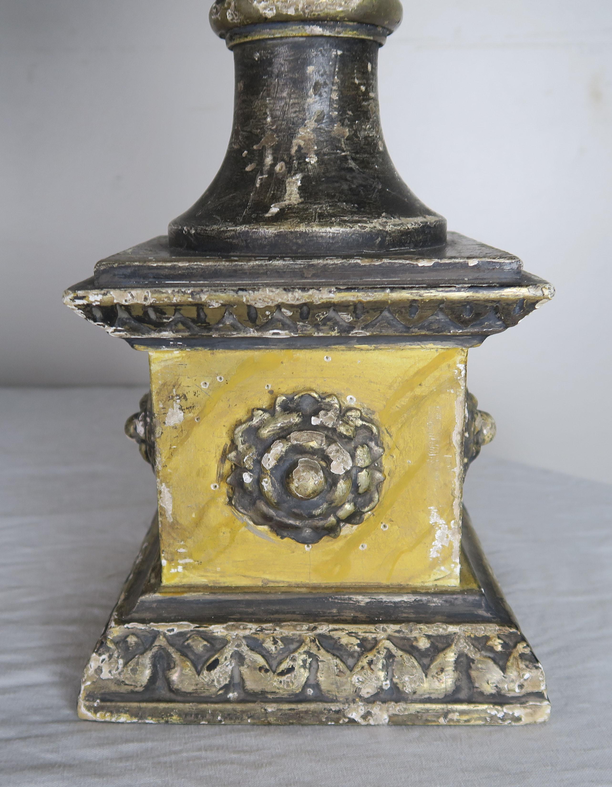 Paire de lampes sculptées en forme d'urne de style néoclassique avec abat-jour parchemin Abîmé - En vente à Los Angeles, CA